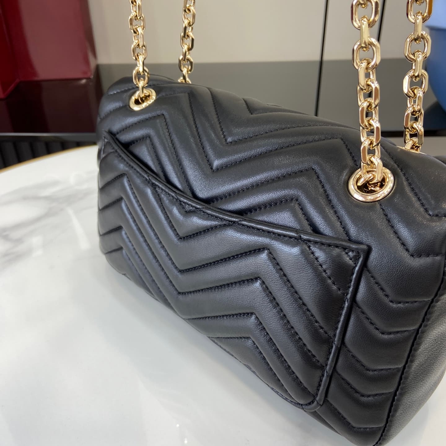 C4006 💎500💎 The iconic GG Marmont collection features unique double G designs and cut-link straps made from soft leather, creating a smooth and elegant silhouette. The minimalist back pocket makes medium and large bags even more practical. — image 6