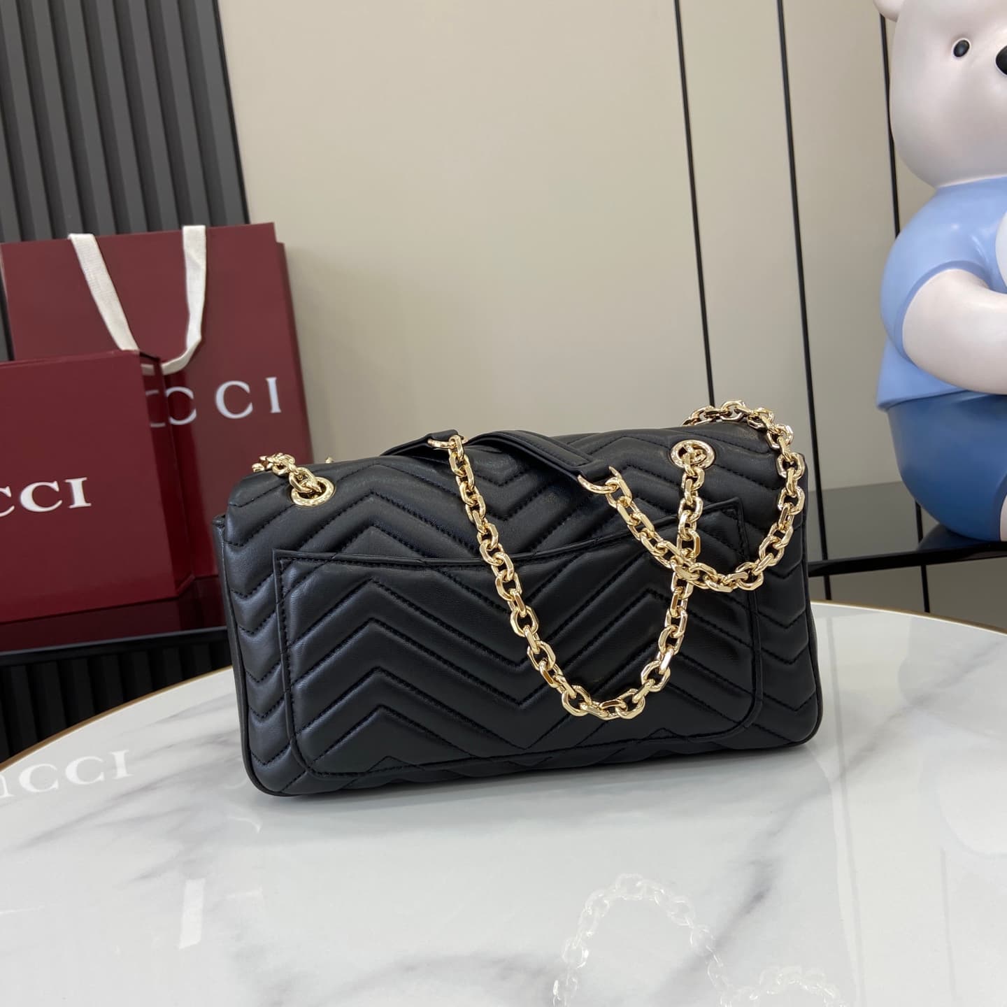 C4006 💎500💎 The iconic GG Marmont collection features unique double G designs and cut-link straps made from soft leather, creating a smooth and elegant silhouette. The minimalist back pocket makes medium and large bags even more practical. — image 3