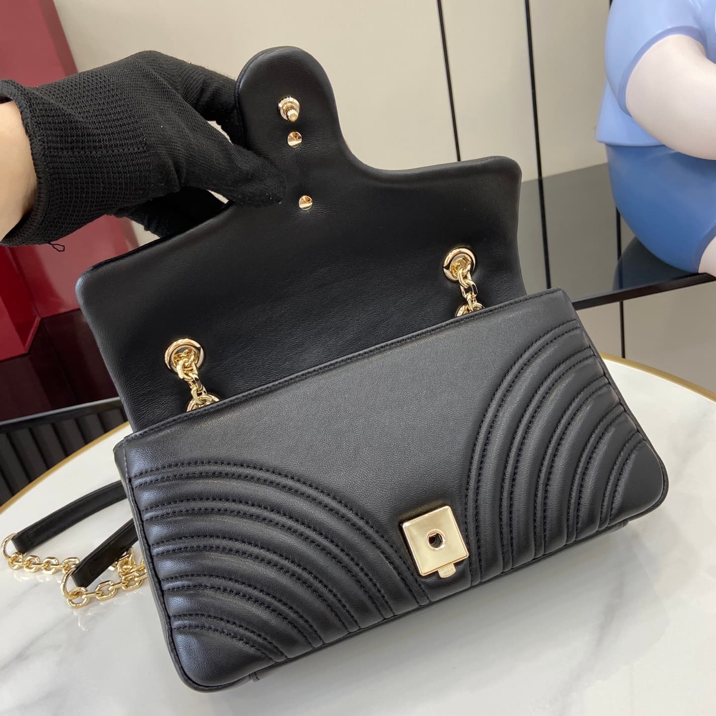 C4006 💎500💎 The iconic GG Marmont collection features unique double G designs and cut-link straps made from soft leather, creating a smooth and elegant silhouette. The minimalist back pocket makes medium and large bags even more practical. — image 7