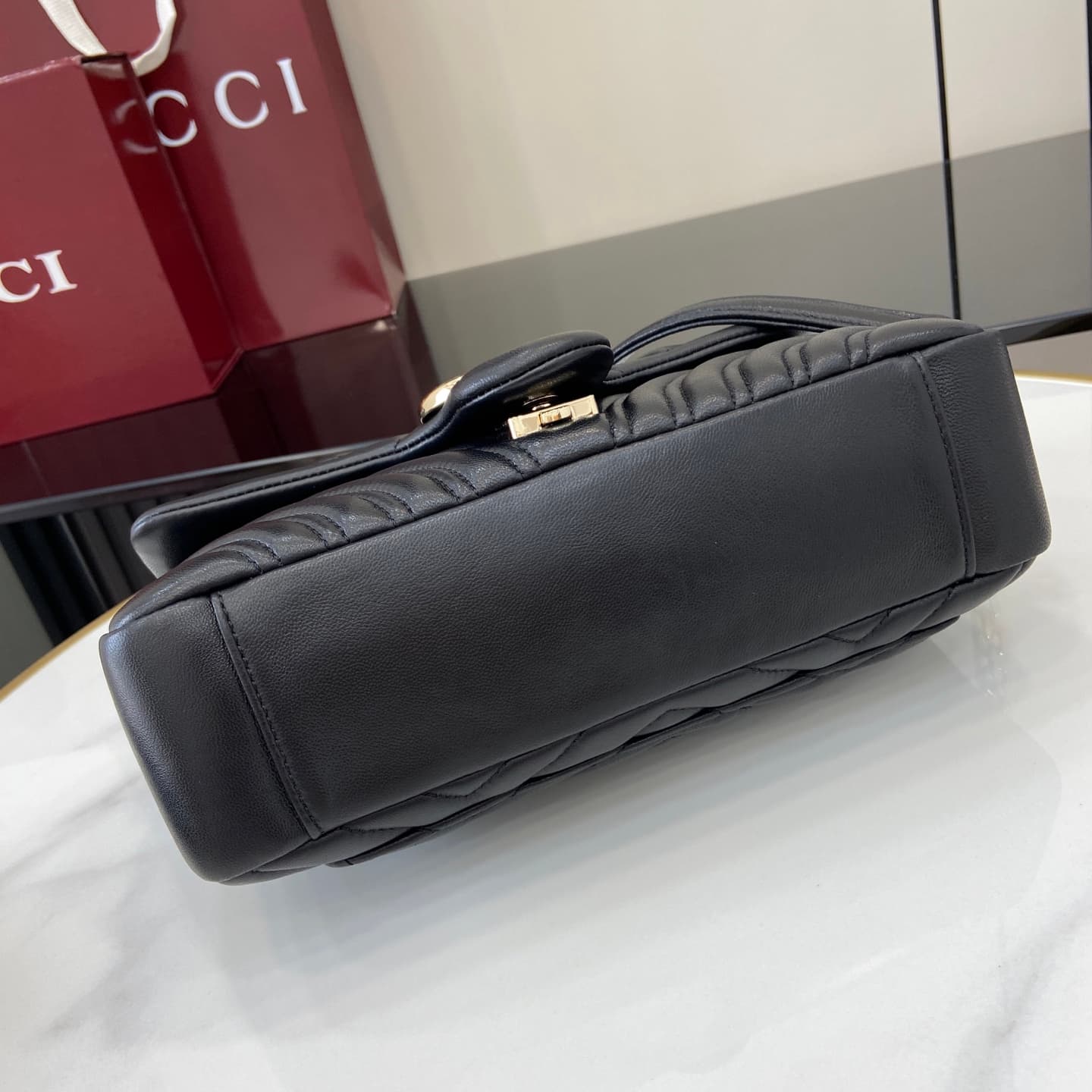 C4006 💎500💎 The iconic GG Marmont collection features unique double G designs and cut-link straps made from soft leather, creating a smooth and elegant silhouette. The minimalist back pocket makes medium and large bags even more practical. — image 4