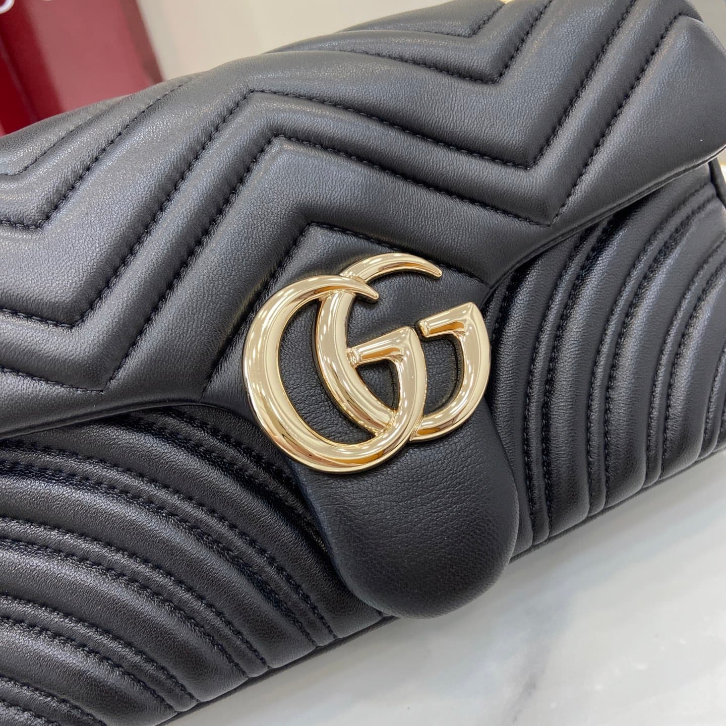 C4006 💎500💎 The iconic GG Marmont collection features unique double G designs and cut-link straps made from soft leather, creating a smooth and elegant silhouette. The minimalist back pocket makes medium and large bags even more practical. — image 5