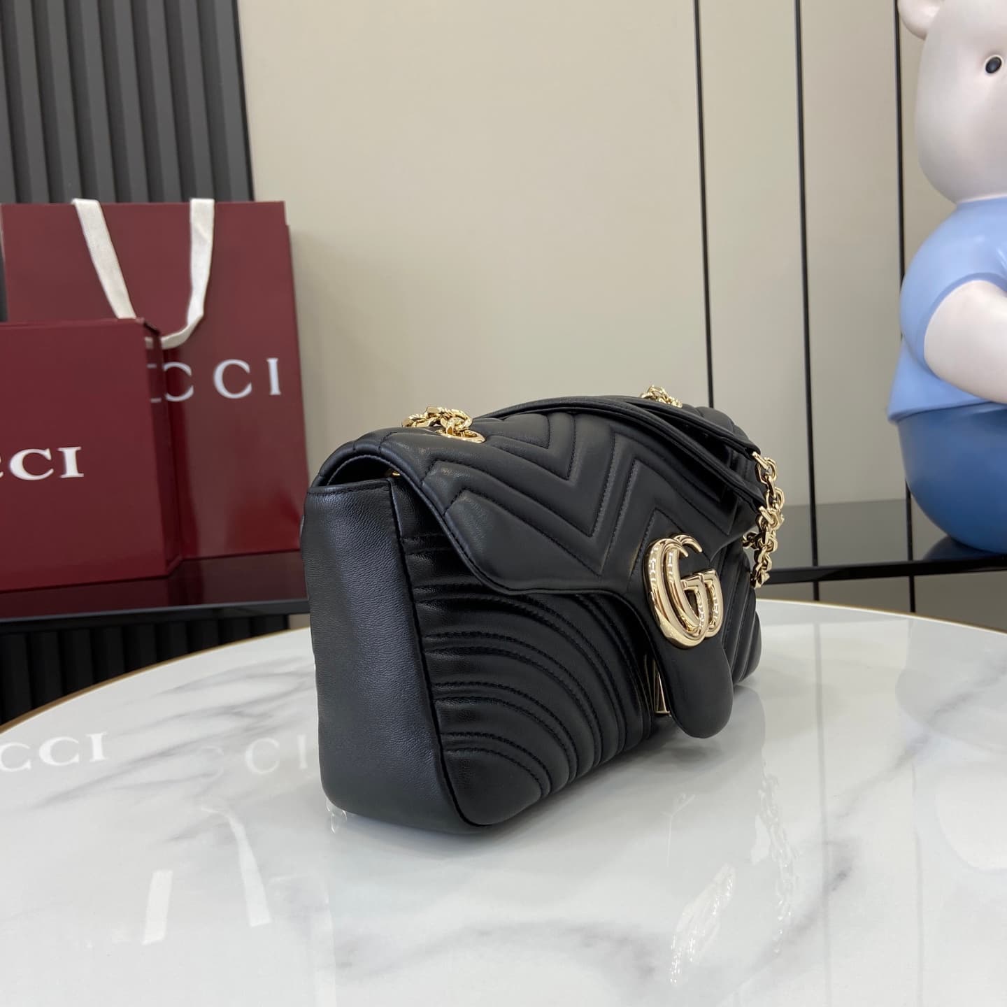C4006 💎500💎 The iconic GG Marmont collection features unique double G designs and cut-link straps made from soft leather, creating a smooth and elegant silhouette. The minimalist back pocket makes medium and large bags even more practical. — image 2