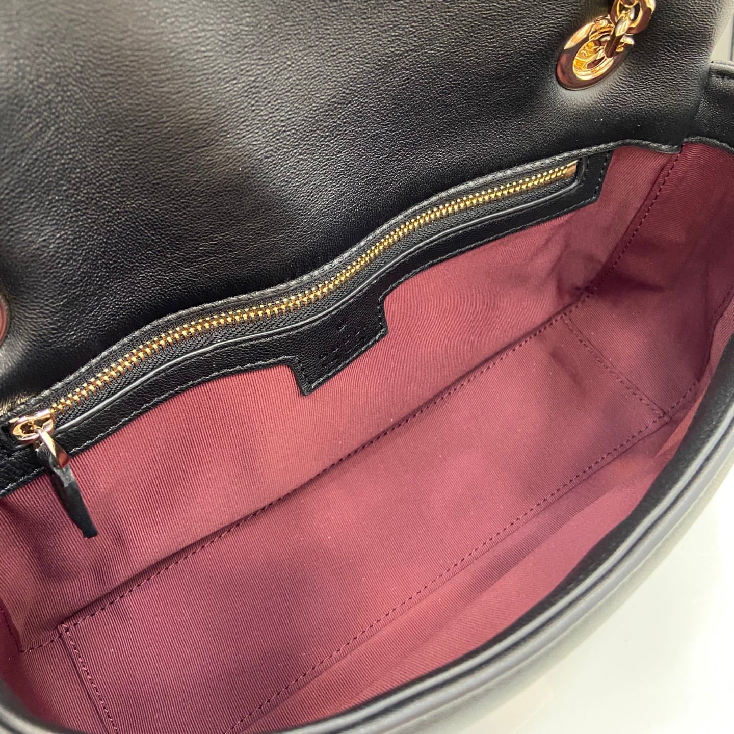 C4006 💎500💎 The iconic GG Marmont collection features unique double G designs and cut-link straps made from soft leather, creating a smooth and elegant silhouette. The minimalist back pocket makes medium and large bags even more practical. — image 8
