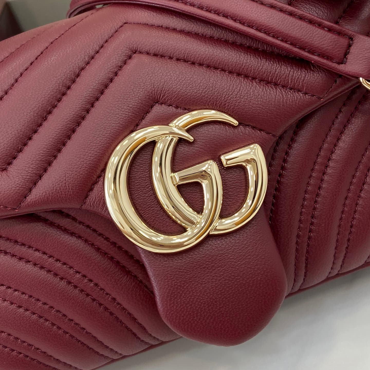 C4008 💎500💎 The iconic GG Marmont collection features exquisite design elements with double G shapes and cut chain straps. Made from soft leather, it creates a smooth and elegant silhouette. The minimalist back pocket makes medium and large bags more prac — image 7