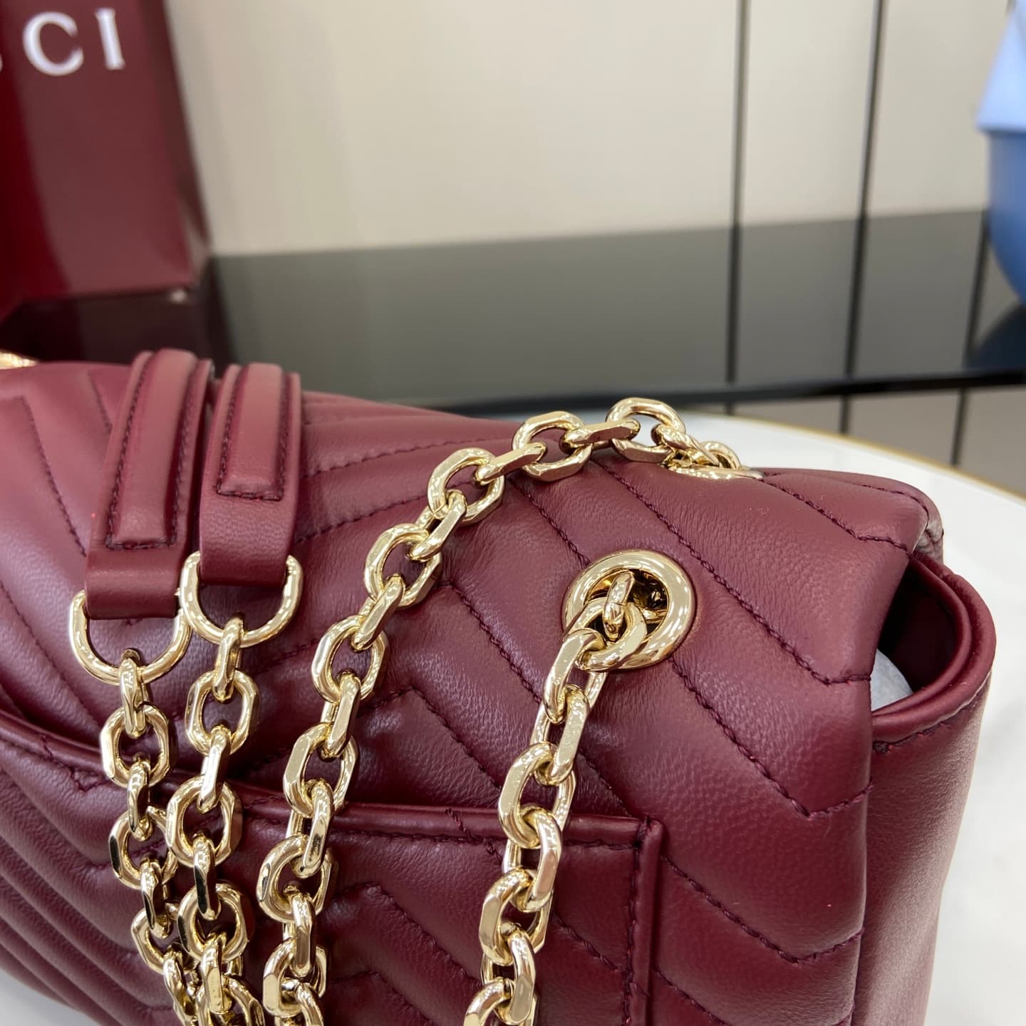 C4008 💎500💎 The iconic GG Marmont collection features exquisite design elements with double G shapes and cut chain straps. Made from soft leather, it creates a smooth and elegant silhouette. The minimalist back pocket makes medium and large bags more prac — image 6