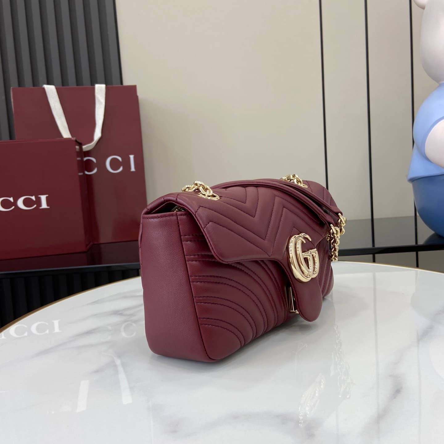 C4008 💎500💎 The iconic GG Marmont collection features exquisite design elements with double G shapes and cut chain straps. Made from soft leather, it creates a smooth and elegant silhouette. The minimalist back pocket makes medium and large bags more prac — image 2