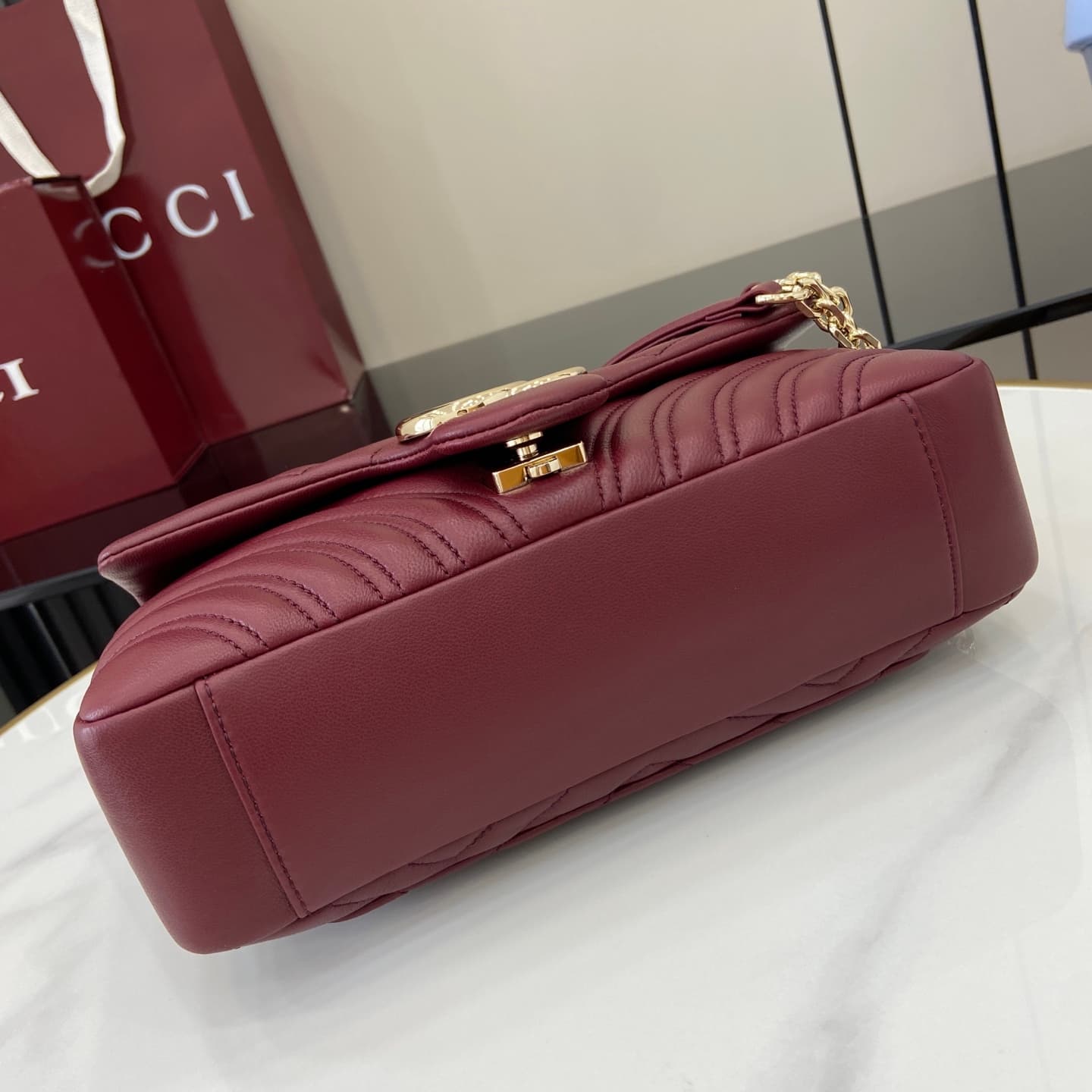 C4008 💎500💎 The iconic GG Marmont collection features exquisite design elements with double G shapes and cut chain straps. Made from soft leather, it creates a smooth and elegant silhouette. The minimalist back pocket makes medium and large bags more prac — image 4