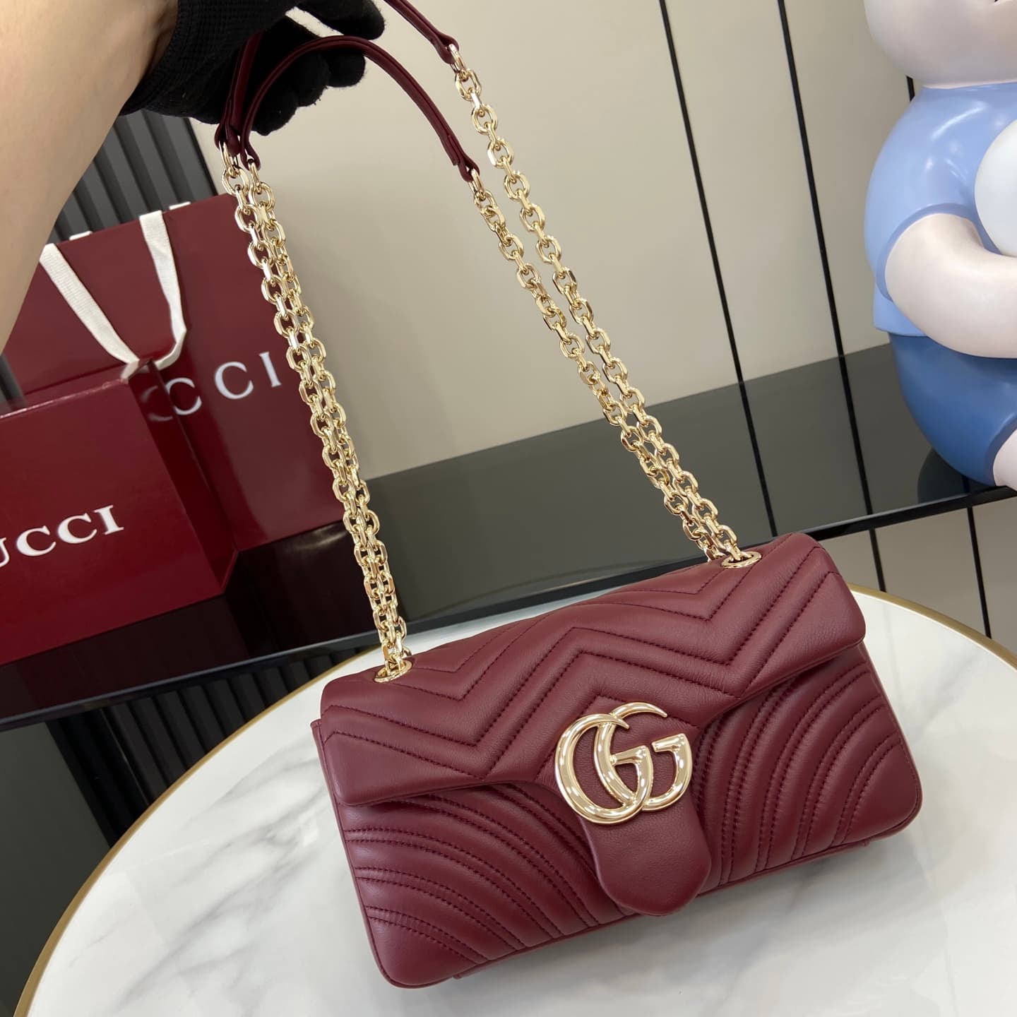 C4008 💎500💎 The iconic GG Marmont collection features exquisite design elements with double G shapes and cut chain straps. Made from soft leather, it creates a smooth and elegant silhouette. The minimalist back pocket makes medium and large bags more prac — image 5