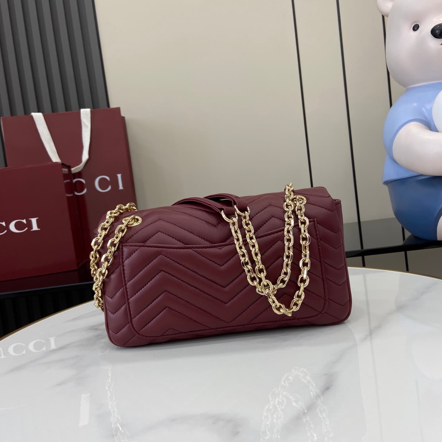 C4008 💎500💎 The iconic GG Marmont collection features exquisite design elements with double G shapes and cut chain straps. Made from soft leather, it creates a smooth and elegant silhouette. The minimalist back pocket makes medium and large bags more prac — image 3