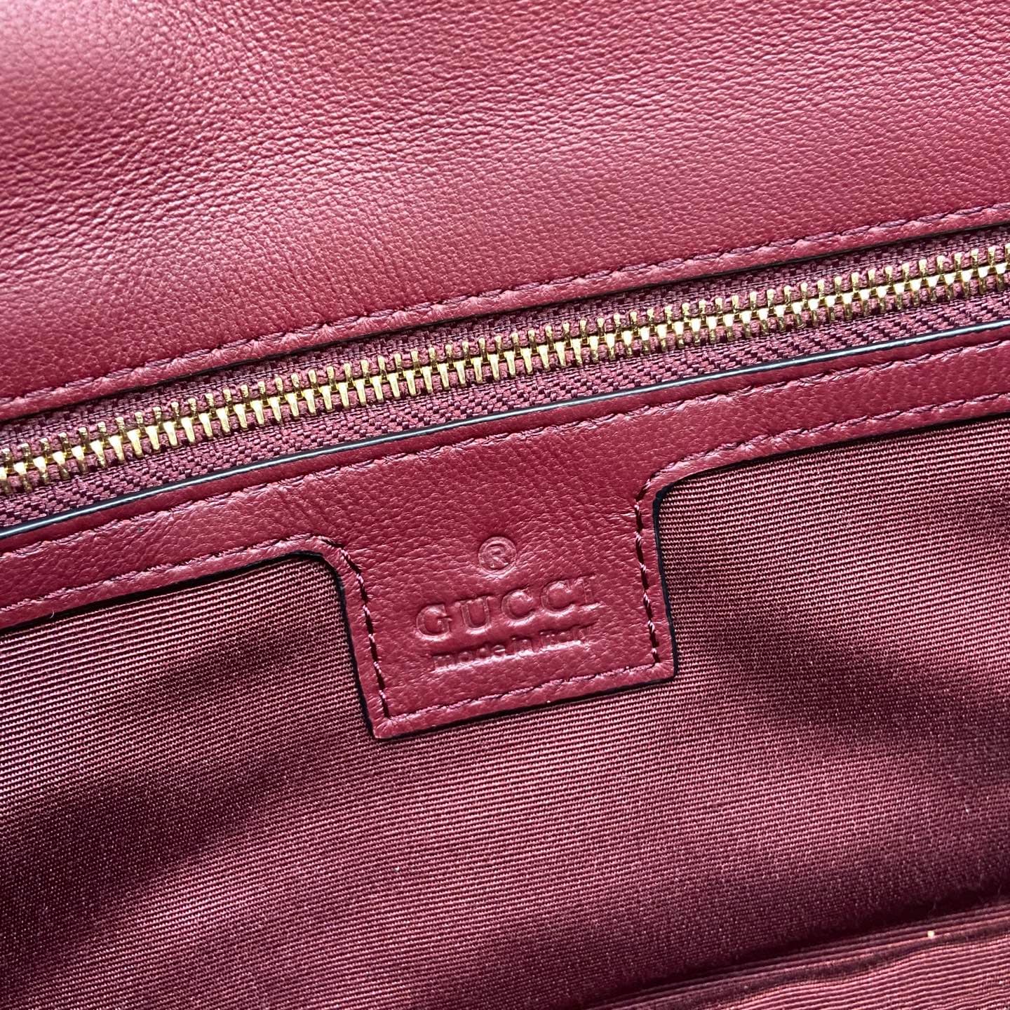 C4008 💎500💎 The iconic GG Marmont collection features exquisite design elements with double G shapes and cut chain straps. Made from soft leather, it creates a smooth and elegant silhouette. The minimalist back pocket makes medium and large bags more prac — image 8