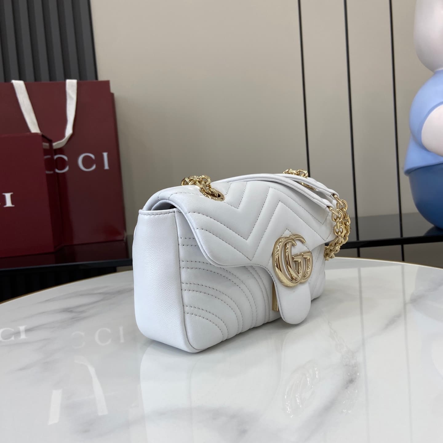 C4010 💎460💎 The iconic GG Marmont collection features exquisite details with dual G shapes and cut-chain straps. Made from soft leather, it creates a gentle, elegant bag shape. — image 2