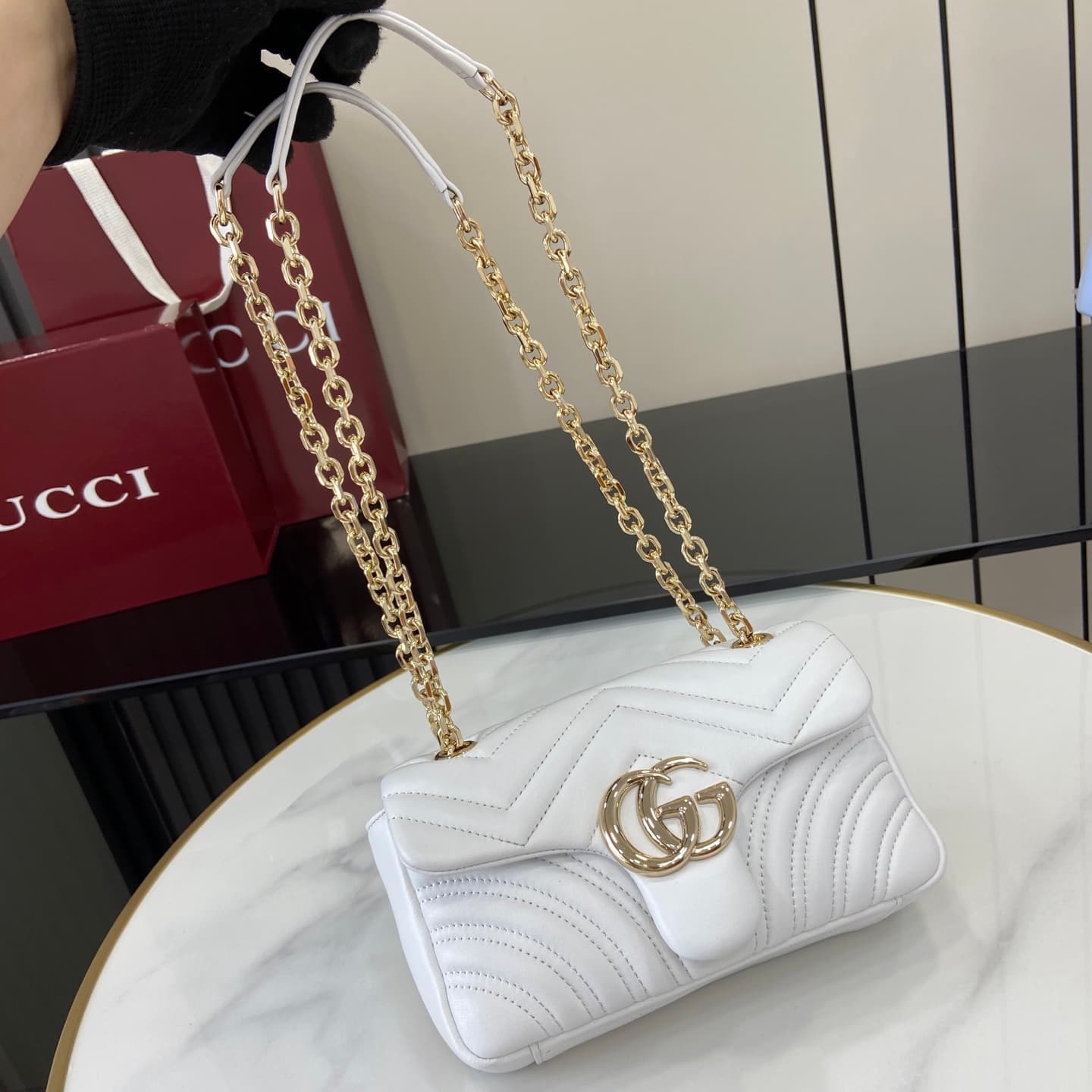 C4010 💎460💎 The iconic GG Marmont collection features exquisite details with dual G shapes and cut-chain straps. Made from soft leather, it creates a gentle, elegant bag shape. — image 7