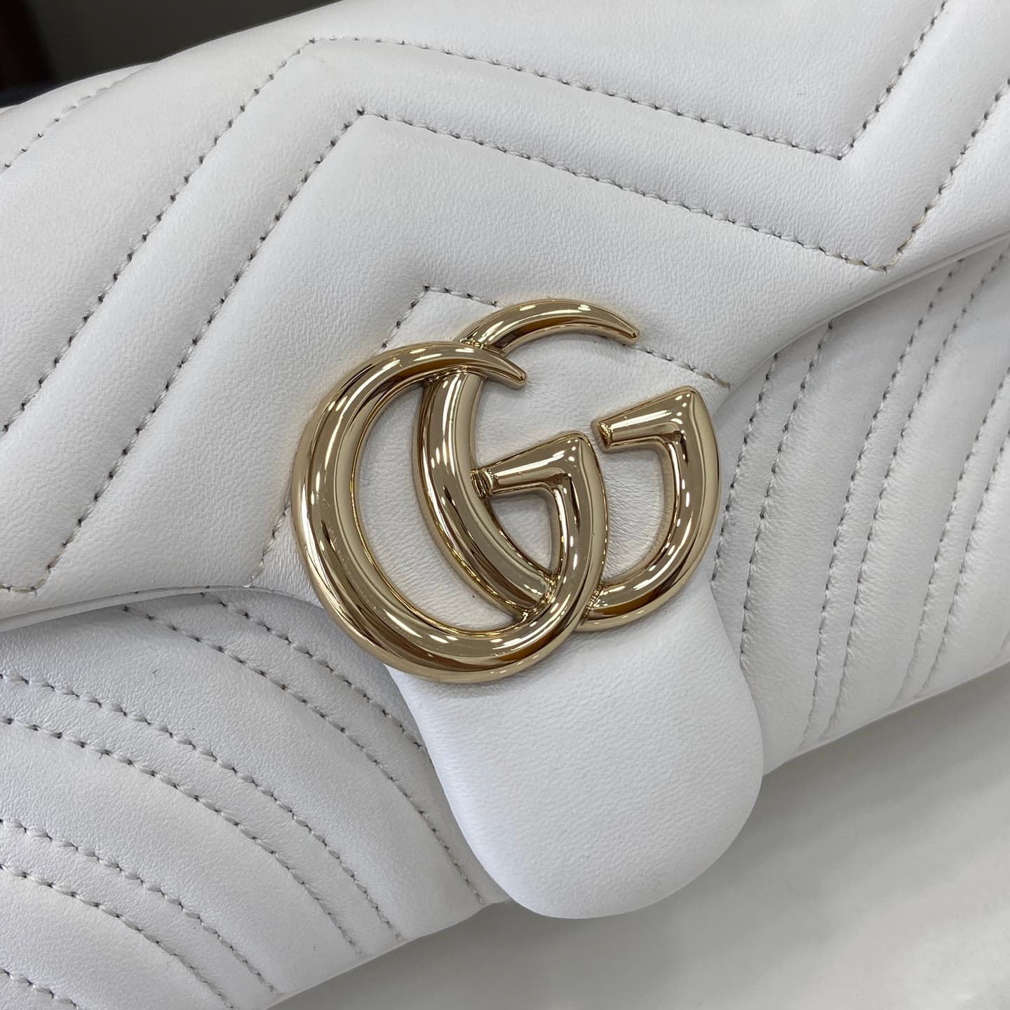 C4010 💎460💎 The iconic GG Marmont collection features exquisite details with dual G shapes and cut-chain straps. Made from soft leather, it creates a gentle, elegant bag shape. — image 5