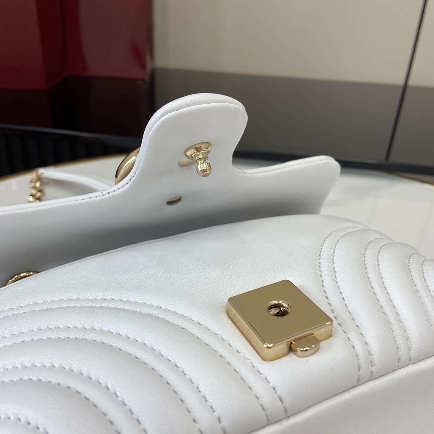 C4010 💎460💎 The iconic GG Marmont collection features exquisite details with dual G shapes and cut-chain straps. Made from soft leather, it creates a gentle, elegant bag shape. — image 8