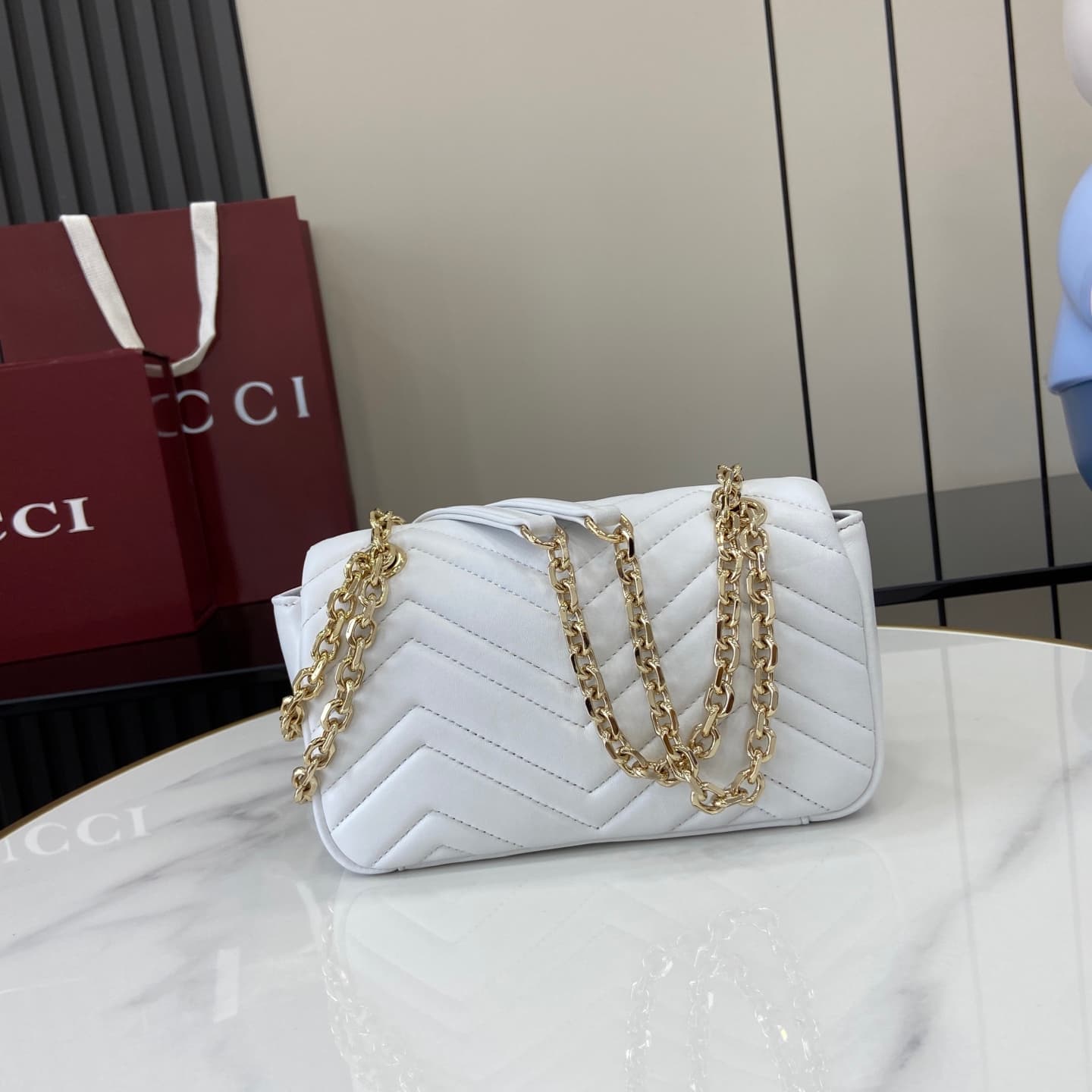 C4010 💎460💎 The iconic GG Marmont collection features exquisite details with dual G shapes and cut-chain straps. Made from soft leather, it creates a gentle, elegant bag shape. — image 3