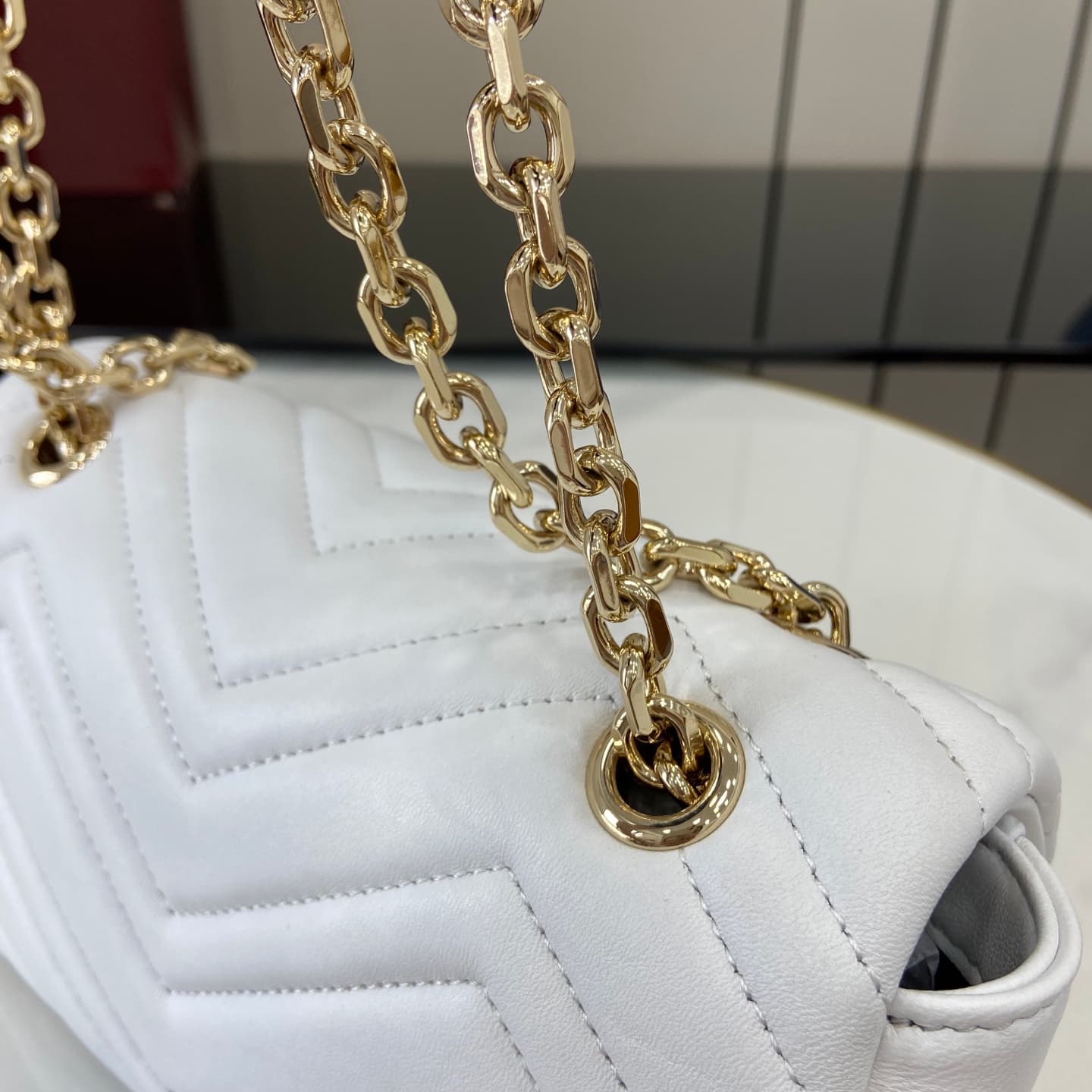 C4010 💎460💎 The iconic GG Marmont collection features exquisite details with dual G shapes and cut-chain straps. Made from soft leather, it creates a gentle, elegant bag shape. — image 6