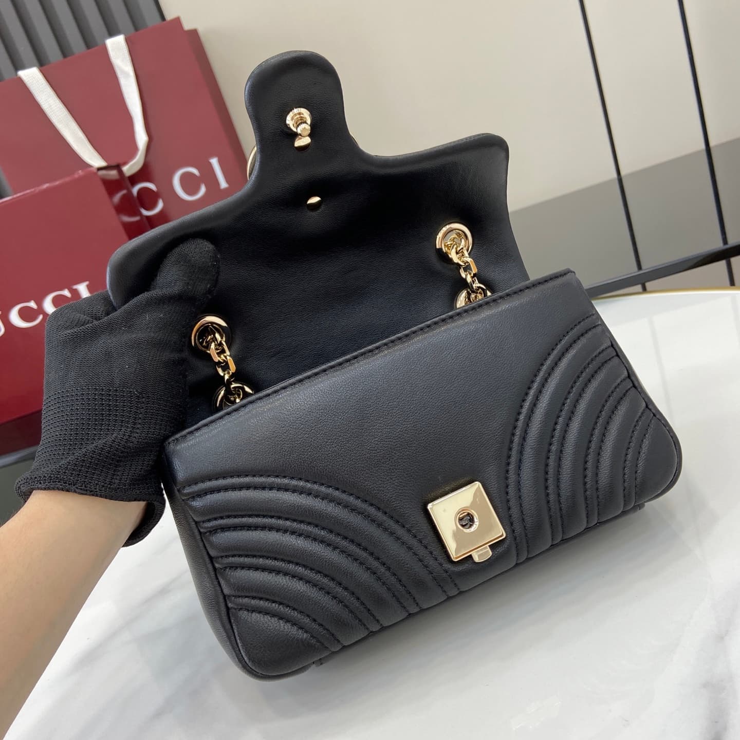 C4011 💎460💎 The iconic GG Marmont collection features unique double G designs and chain-style straps made from soft leather, creating a gentle, elegant bag shape. — image 7