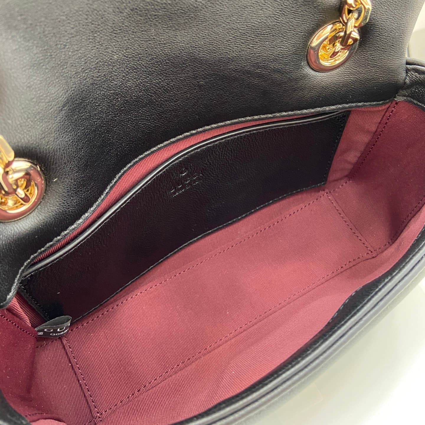 C4011 💎460💎 The iconic GG Marmont collection features unique double G designs and chain-style straps made from soft leather, creating a gentle, elegant bag shape. — image 8