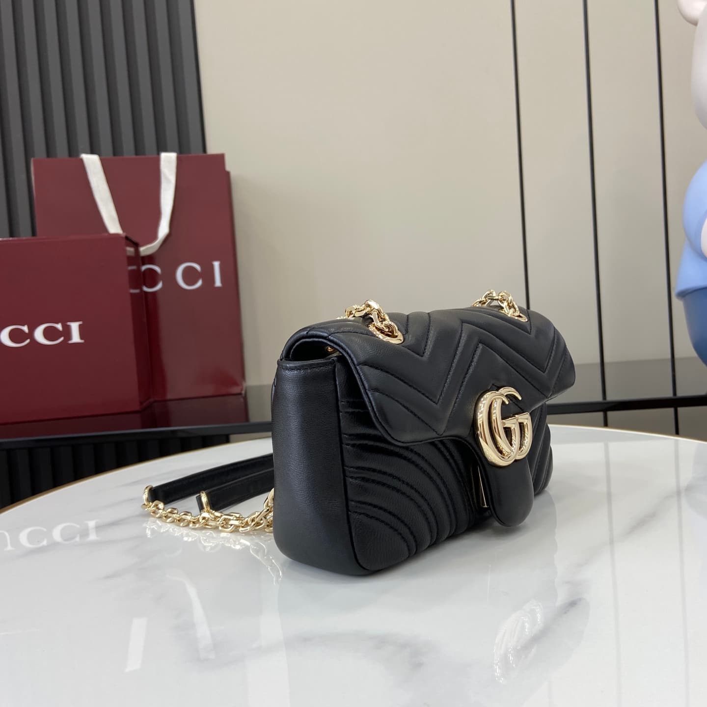C4011 💎460💎 The iconic GG Marmont collection features unique double G designs and chain-style straps made from soft leather, creating a gentle, elegant bag shape. — image 2