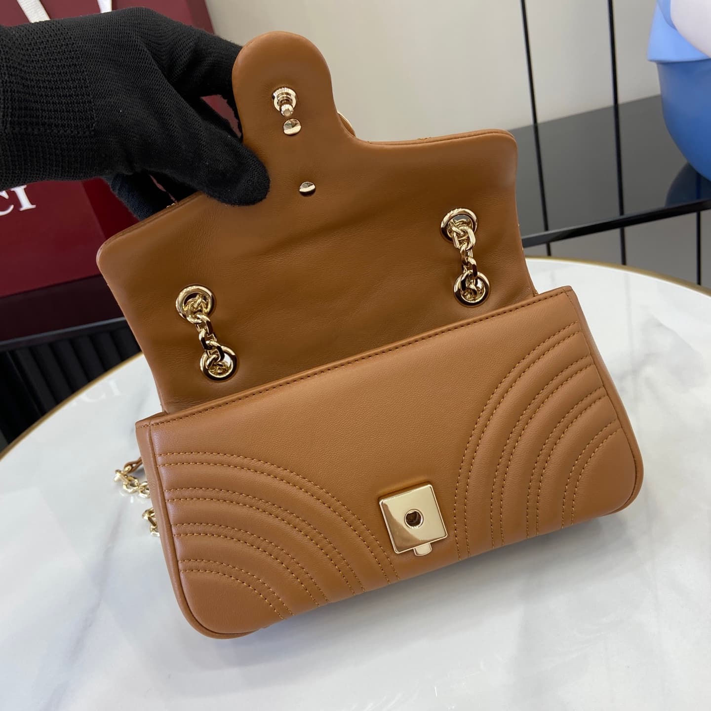C4013 💎460💎 The iconic GG Marmont collection features unique double G designs and chain-style straps made from soft leather, creating a gentle-shaped bag. — image 7