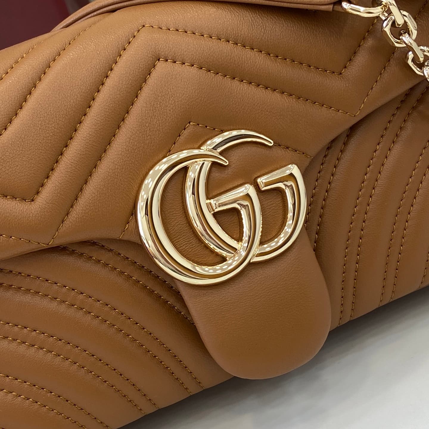 C4009 💎500💎 The iconic GG Marmont collection features unique double G designs and cut chain straps made from soft leather, creating a smooth and elegant silhouette. The minimalist back pocket makes medium and large-sized bags even more practical. — image 5