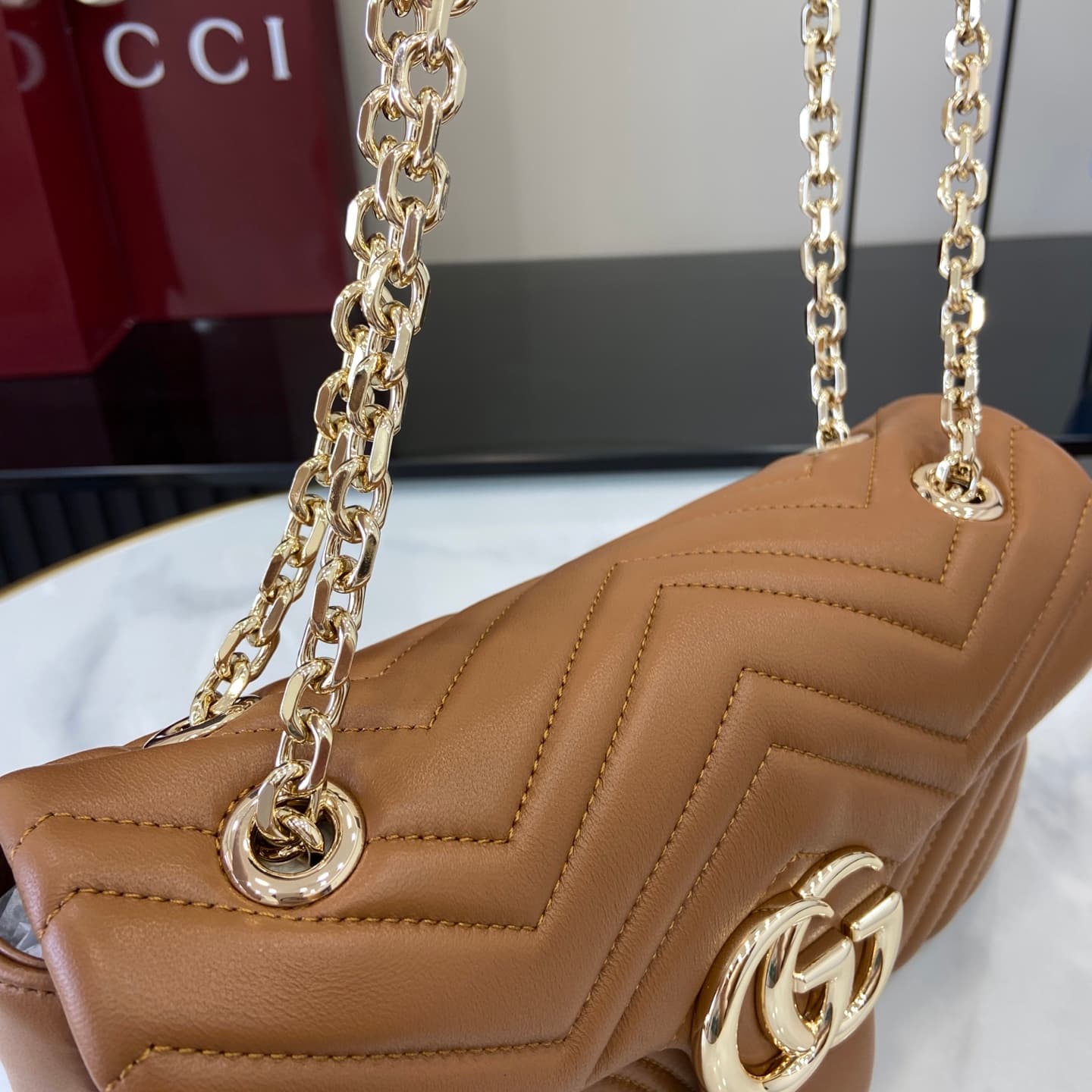 C4009 💎500💎 The iconic GG Marmont collection features unique double G designs and cut chain straps made from soft leather, creating a smooth and elegant silhouette. The minimalist back pocket makes medium and large-sized bags even more practical. — image 6