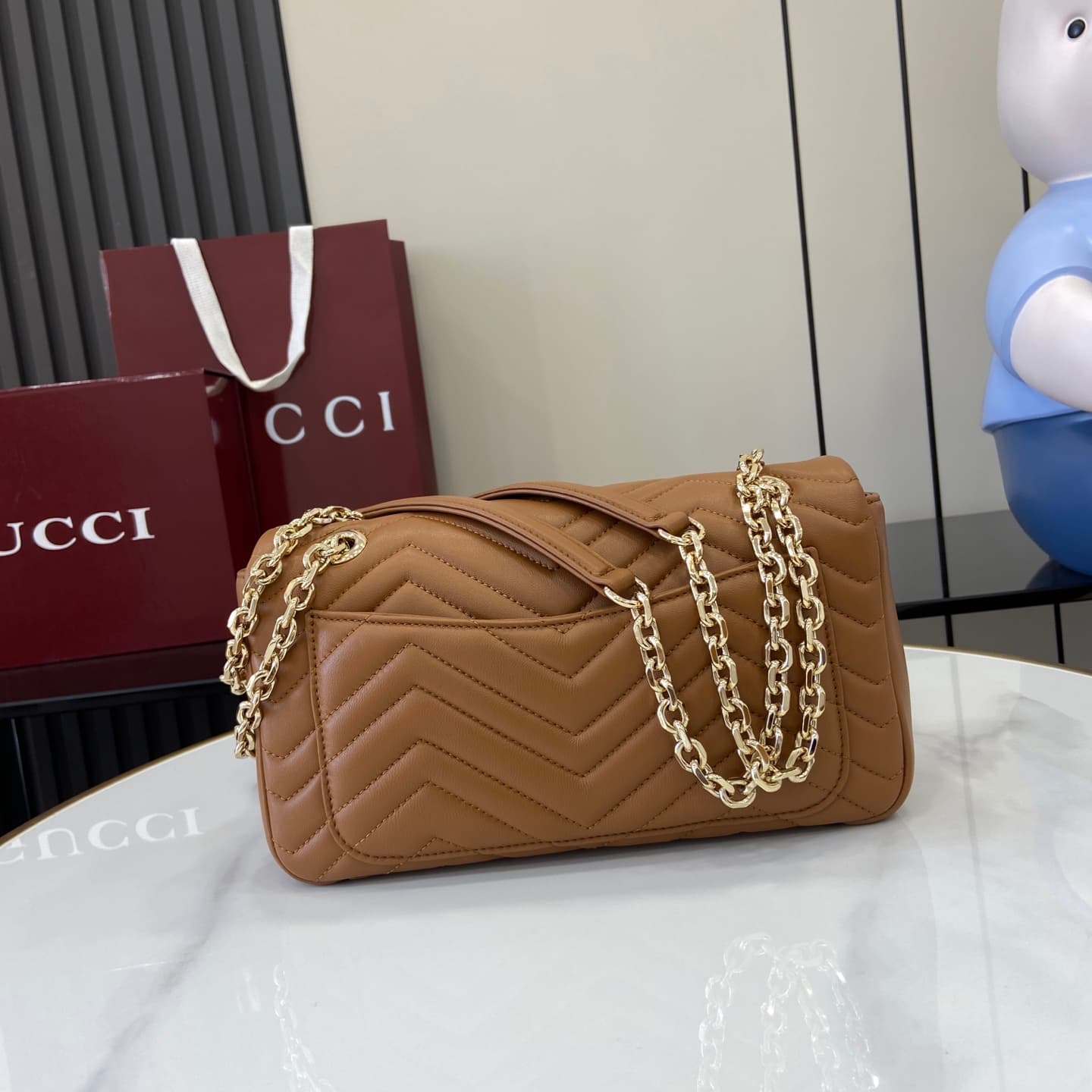 C4009 💎500💎 The iconic GG Marmont collection features unique double G designs and cut chain straps made from soft leather, creating a smooth and elegant silhouette. The minimalist back pocket makes medium and large-sized bags even more practical. — image 3