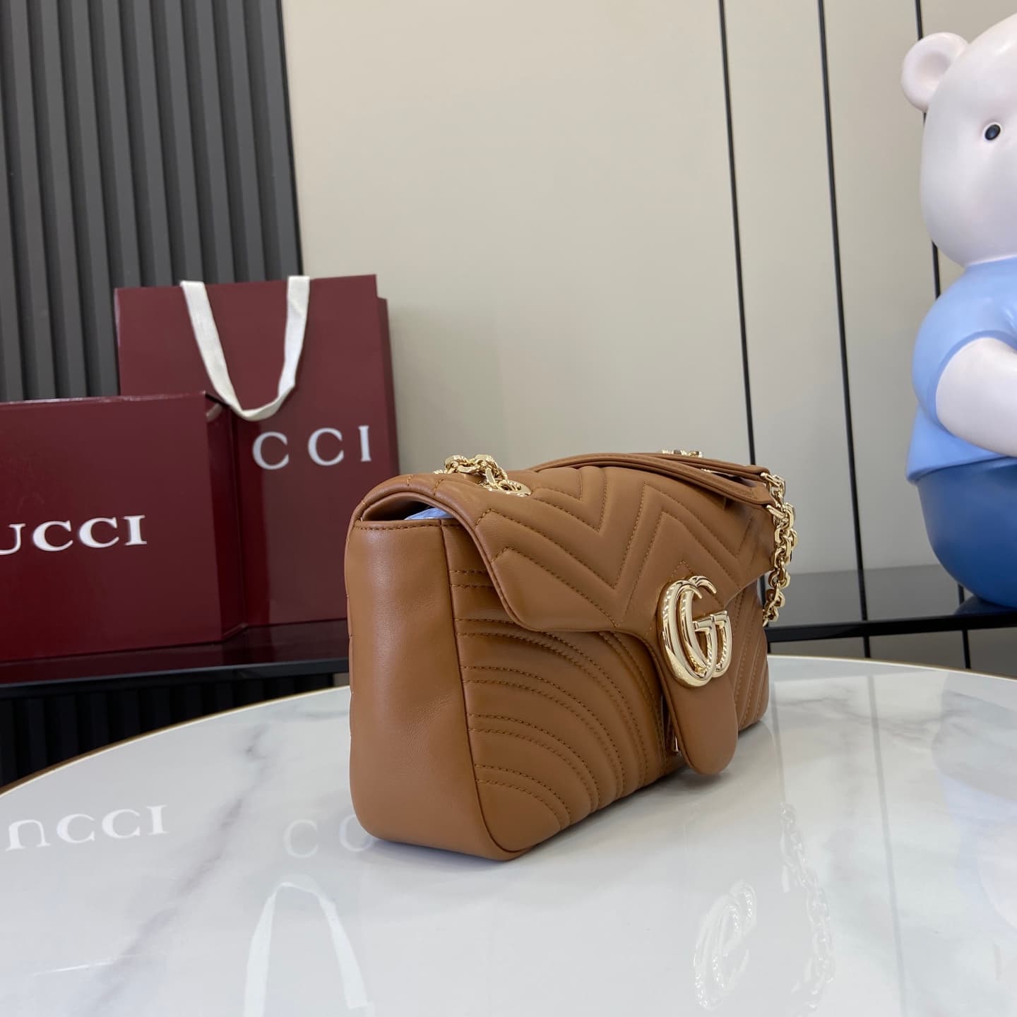 C4009 💎500💎 The iconic GG Marmont collection features unique double G designs and cut chain straps made from soft leather, creating a smooth and elegant silhouette. The minimalist back pocket makes medium and large-sized bags even more practical. — image 2