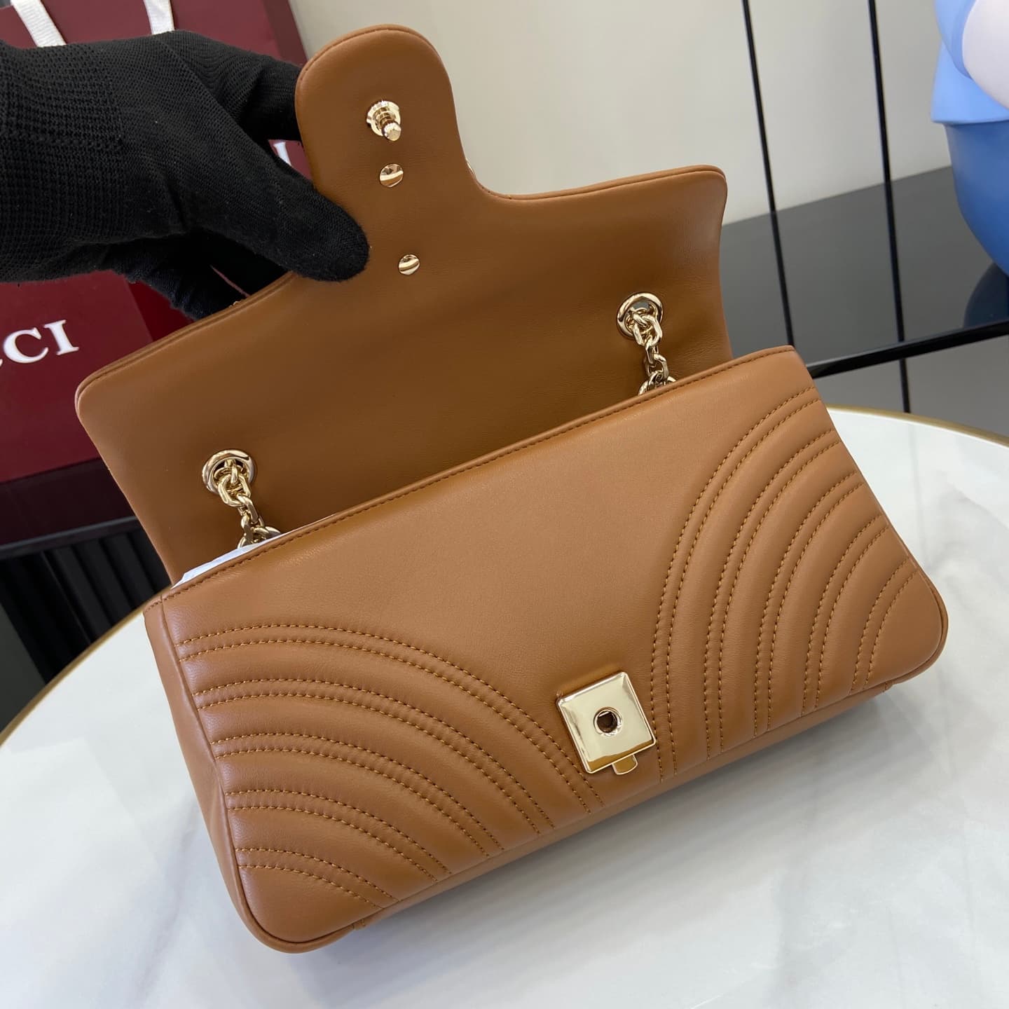 C4009 💎500💎 The iconic GG Marmont collection features unique double G designs and cut chain straps made from soft leather, creating a smooth and elegant silhouette. The minimalist back pocket makes medium and large-sized bags even more practical. — image 7