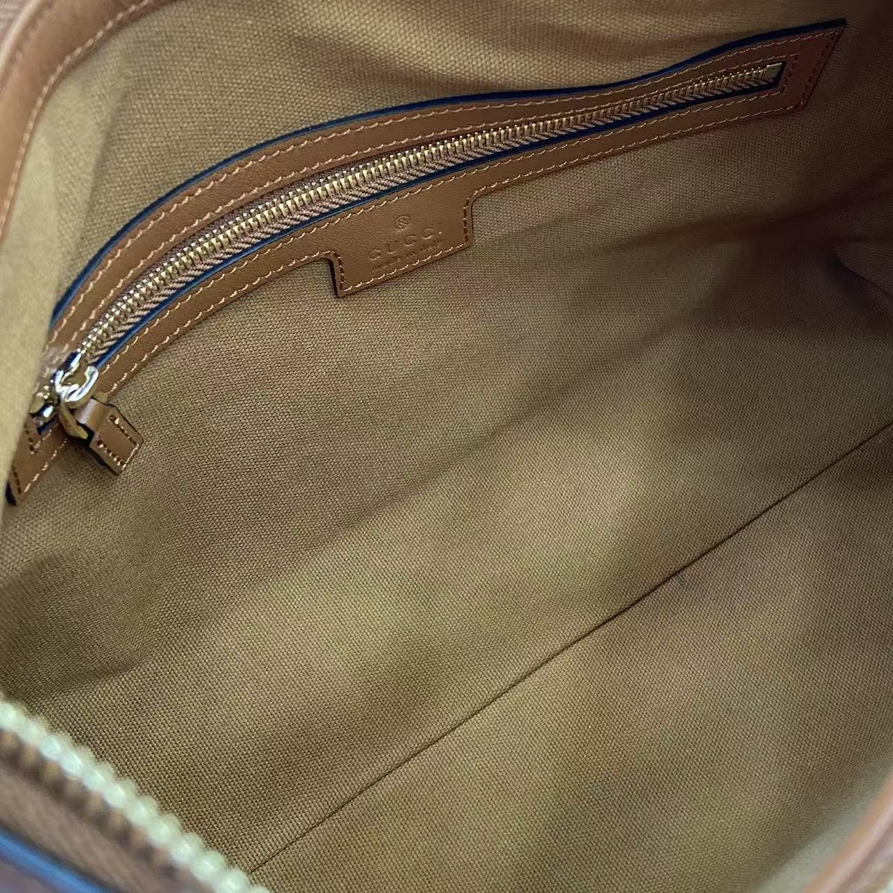 C4015 2025 Autumn-Winter collection; GG Emblem series presents a fresh interpretation of the brand’s enduring elegance and exquisite craftsmanship. This shoulder bag is made from GG embossed leather, showcasing a delicate texture. — image 8