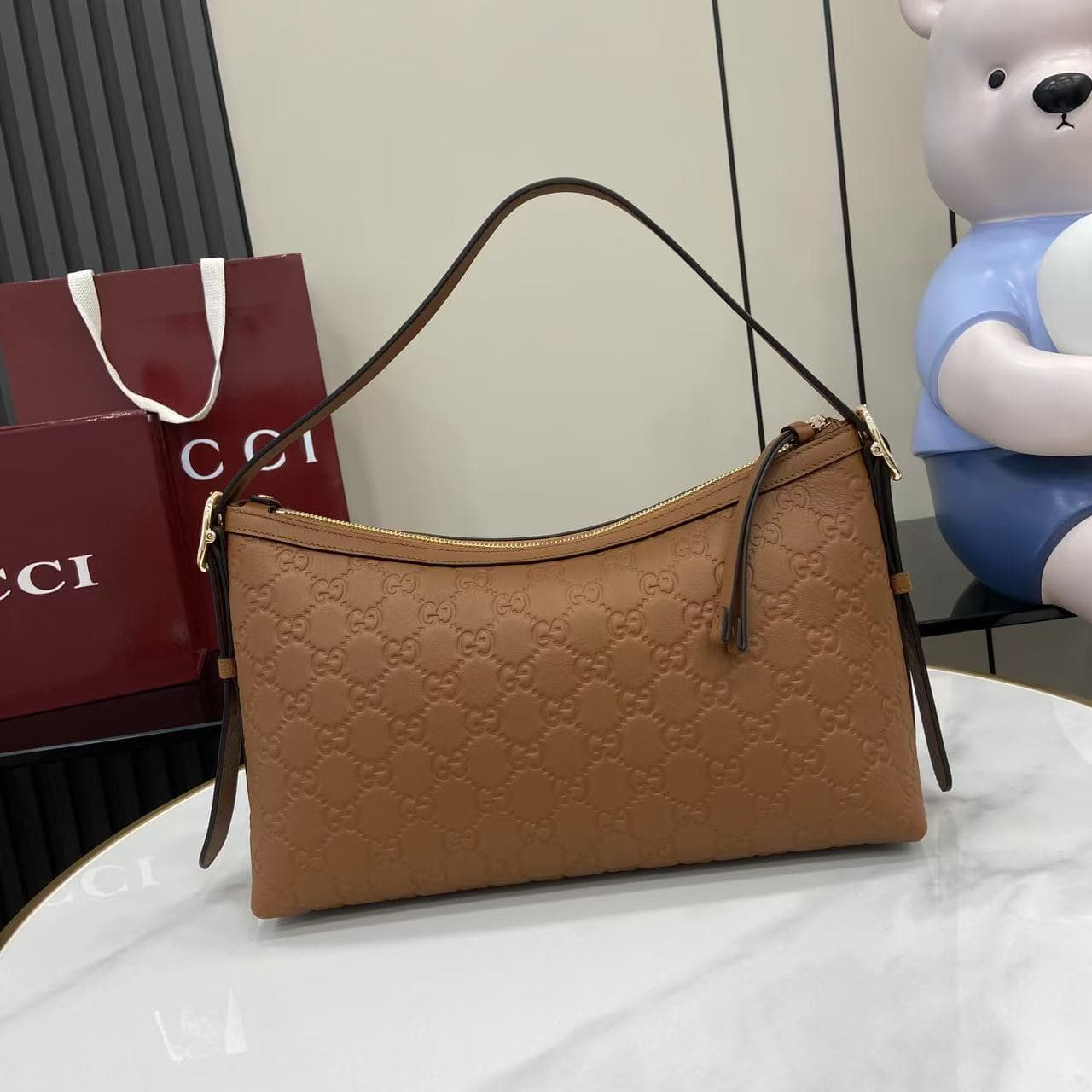 C4015 2025 Autumn-Winter collection; GG Emblem series presents a fresh interpretation of the brand’s enduring elegance and exquisite craftsmanship. This shoulder bag is made from GG embossed leather, showcasing a delicate texture. — image 3
