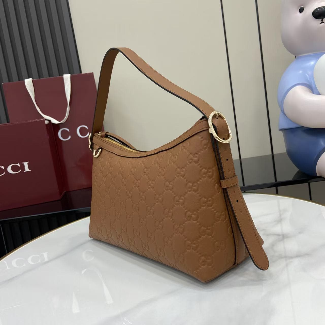 C4015 2025 Autumn-Winter collection; GG Emblem series presents a fresh interpretation of the brand’s enduring elegance and exquisite craftsmanship. This shoulder bag is made from GG embossed leather, showcasing a delicate texture. — image 6