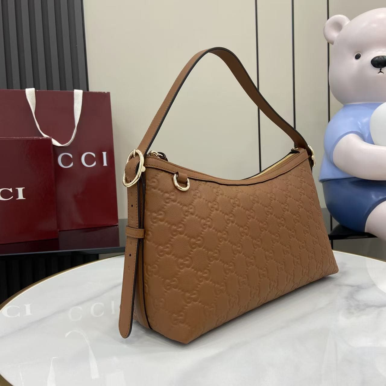 C4015 2025 Autumn-Winter collection; GG Emblem series presents a fresh interpretation of the brand’s enduring elegance and exquisite craftsmanship. This shoulder bag is made from GG embossed leather, showcasing a delicate texture. — image 2