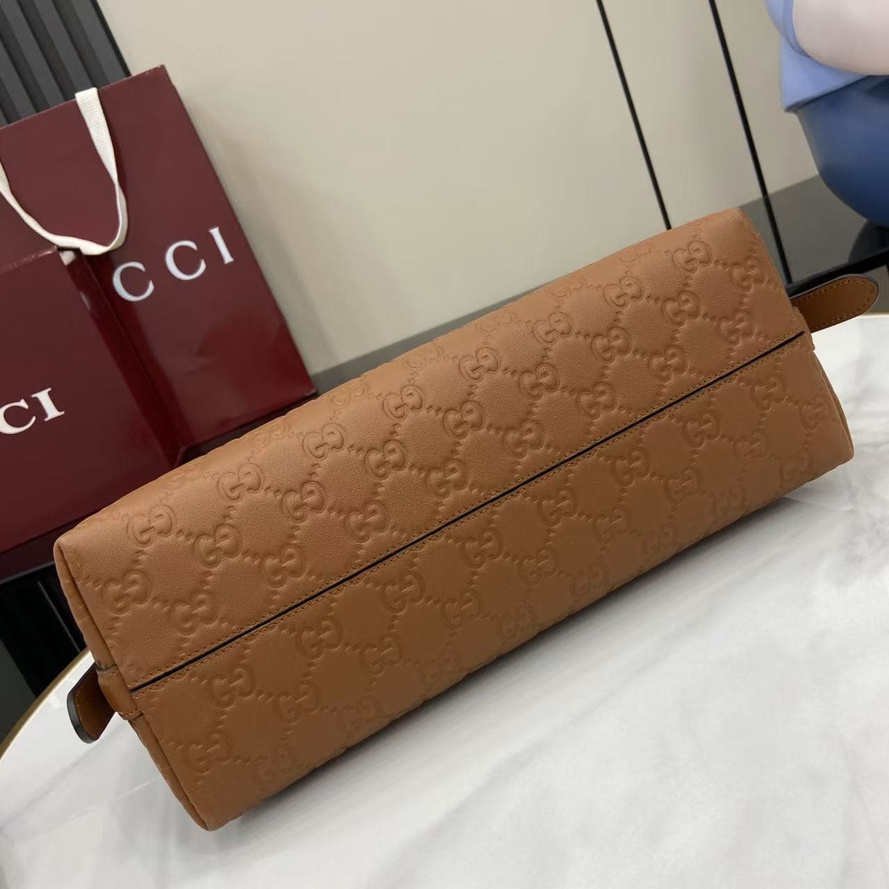 C4015 2025 Autumn-Winter collection; GG Emblem series presents a fresh interpretation of the brand’s enduring elegance and exquisite craftsmanship. This shoulder bag is made from GG embossed leather, showcasing a delicate texture. — image 4