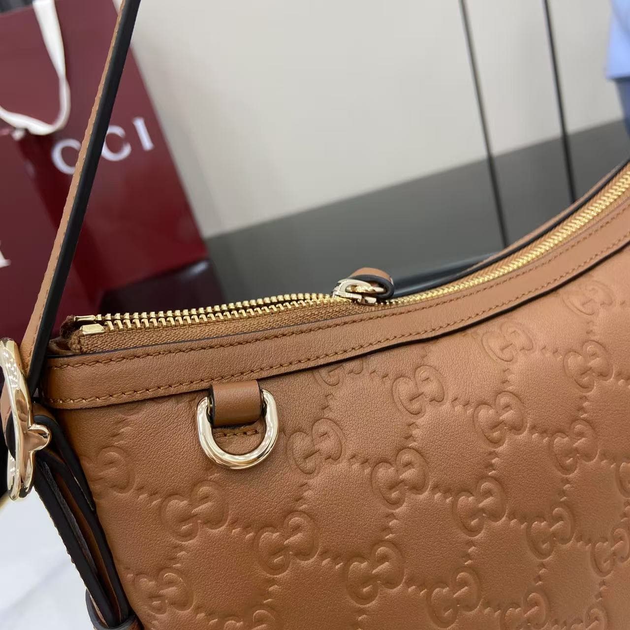 C4015 2025 Autumn-Winter collection; GG Emblem series presents a fresh interpretation of the brand’s enduring elegance and exquisite craftsmanship. This shoulder bag is made from GG embossed leather, showcasing a delicate texture. — image 5