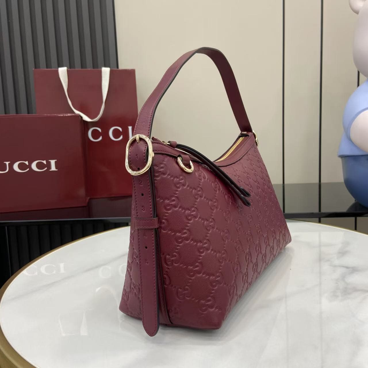 C4016 2025 Fall/Winter collection; GG Emblem series presents a fresh interpretation of the brand’s enduring elegance and exquisite craftsmanship. This shoulder bag is made from GG embossed leather, showcasing a delicate texture. — image 2