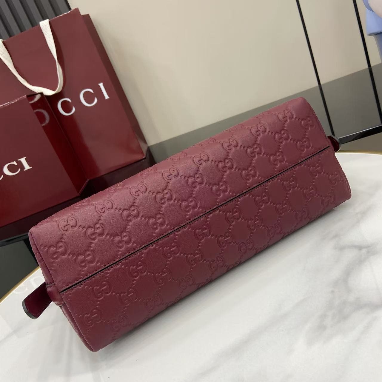 C4016 2025 Fall/Winter collection; GG Emblem series presents a fresh interpretation of the brand’s enduring elegance and exquisite craftsmanship. This shoulder bag is made from GG embossed leather, showcasing a delicate texture. — image 4