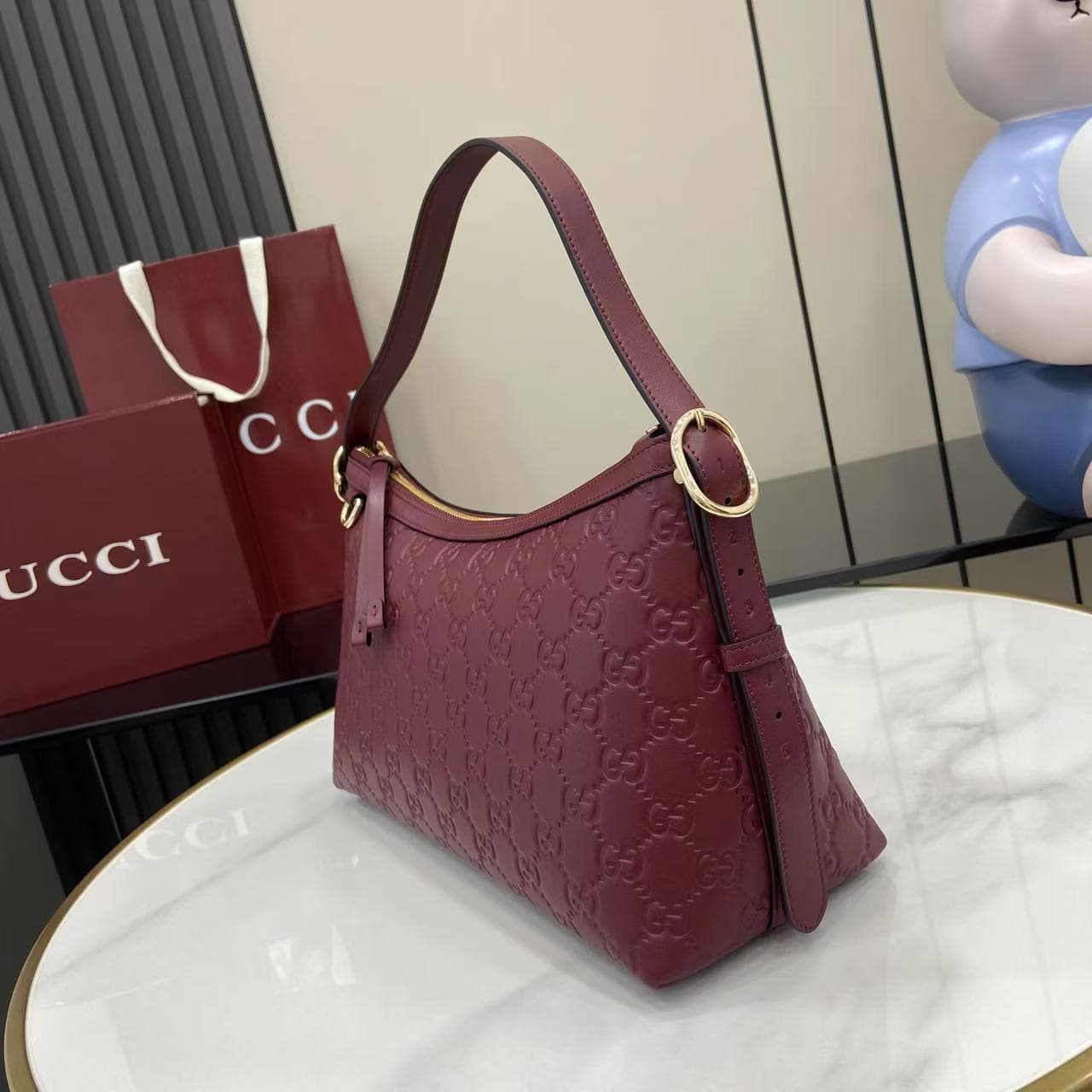 C4016 2025 Fall/Winter collection; GG Emblem series presents a fresh interpretation of the brand’s enduring elegance and exquisite craftsmanship. This shoulder bag is made from GG embossed leather, showcasing a delicate texture. — image 3