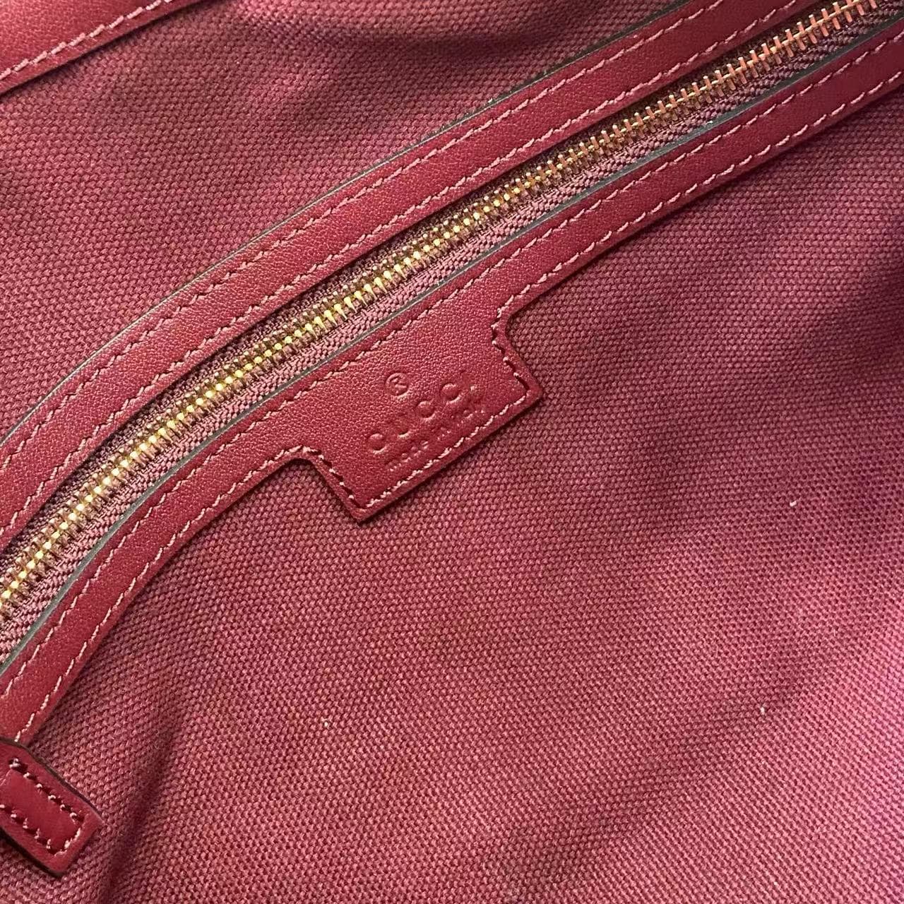 C4016 2025 Fall/Winter collection; GG Emblem series presents a fresh interpretation of the brand’s enduring elegance and exquisite craftsmanship. This shoulder bag is made from GG embossed leather, showcasing a delicate texture. — image 8