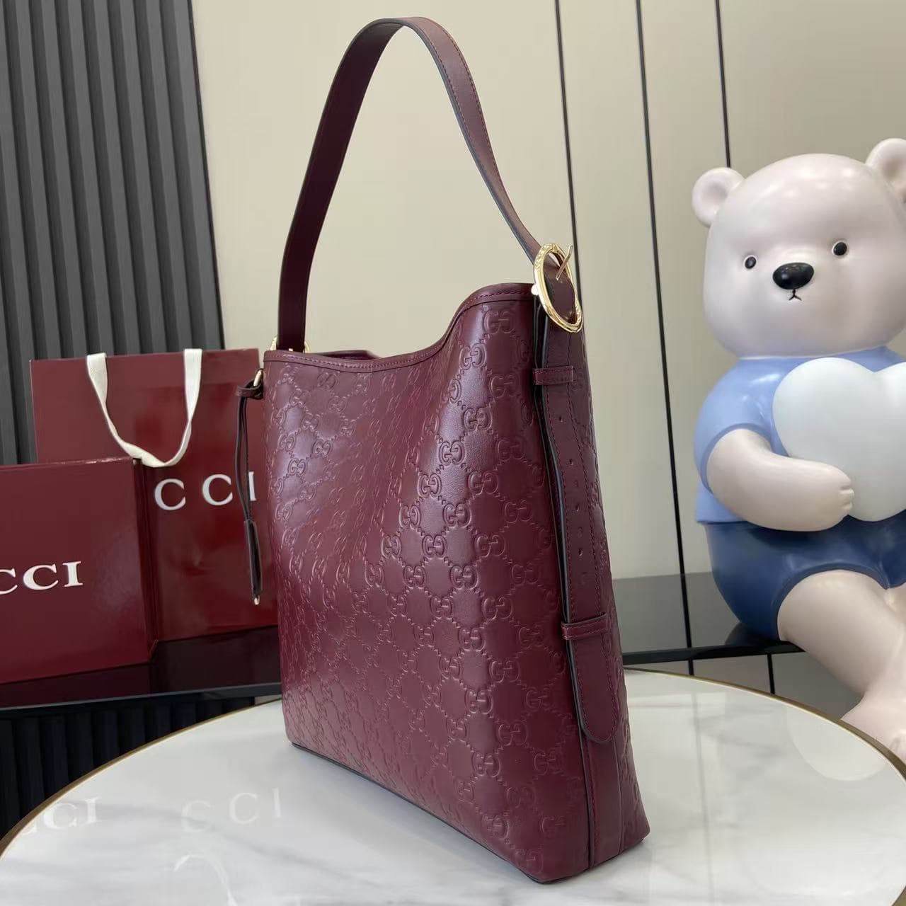 C4014 2025 Autumn/Winter collection; GG Emblem series presents a fresh interpretation of the brand’s enduring elegance and exquisite craftsmanship. This tote bag features a cotton lining in the same color scheme, along with an internal compartment, making — image 6