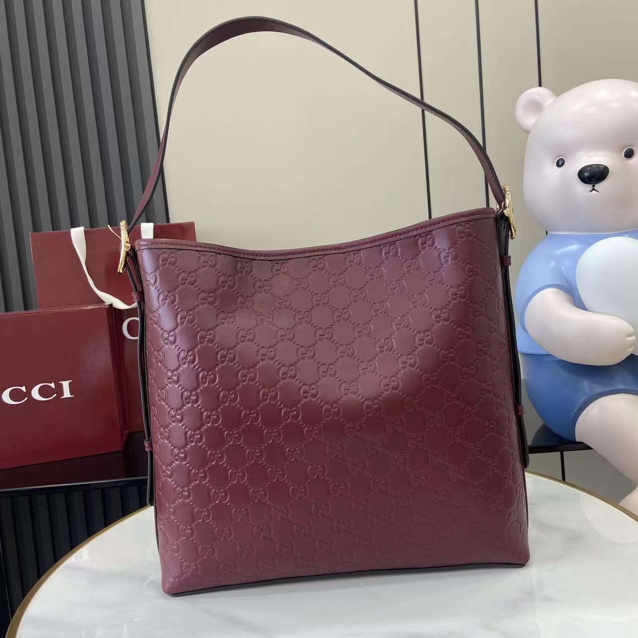 C4014 2025 Autumn/Winter collection; GG Emblem series presents a fresh interpretation of the brand’s enduring elegance and exquisite craftsmanship. This tote bag features a cotton lining in the same color scheme, along with an internal compartment, making — image 3