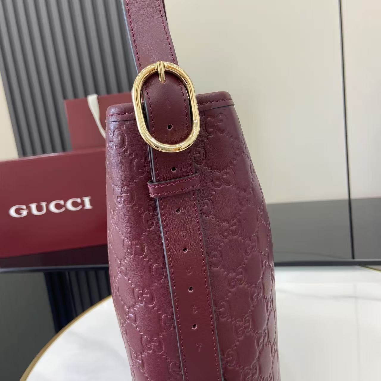 C4014 2025 Autumn/Winter collection; GG Emblem series presents a fresh interpretation of the brand’s enduring elegance and exquisite craftsmanship. This tote bag features a cotton lining in the same color scheme, along with an internal compartment, making — image 7