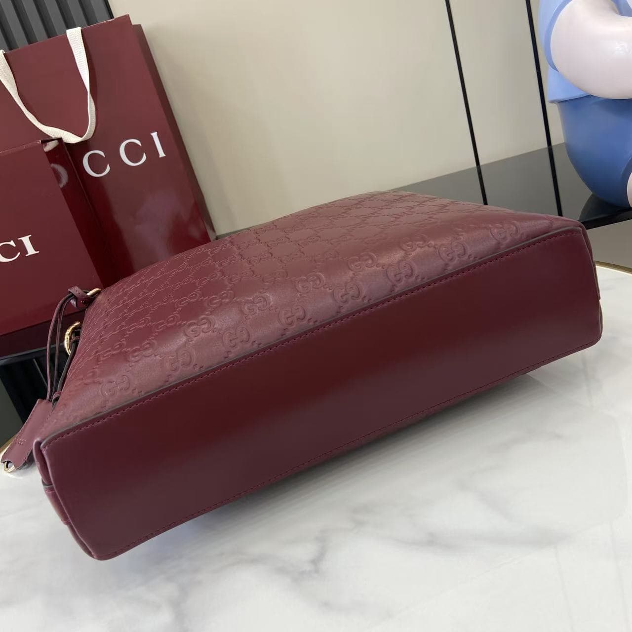 C4014 2025 Autumn/Winter collection; GG Emblem series presents a fresh interpretation of the brand’s enduring elegance and exquisite craftsmanship. This tote bag features a cotton lining in the same color scheme, along with an internal compartment, making — image 4