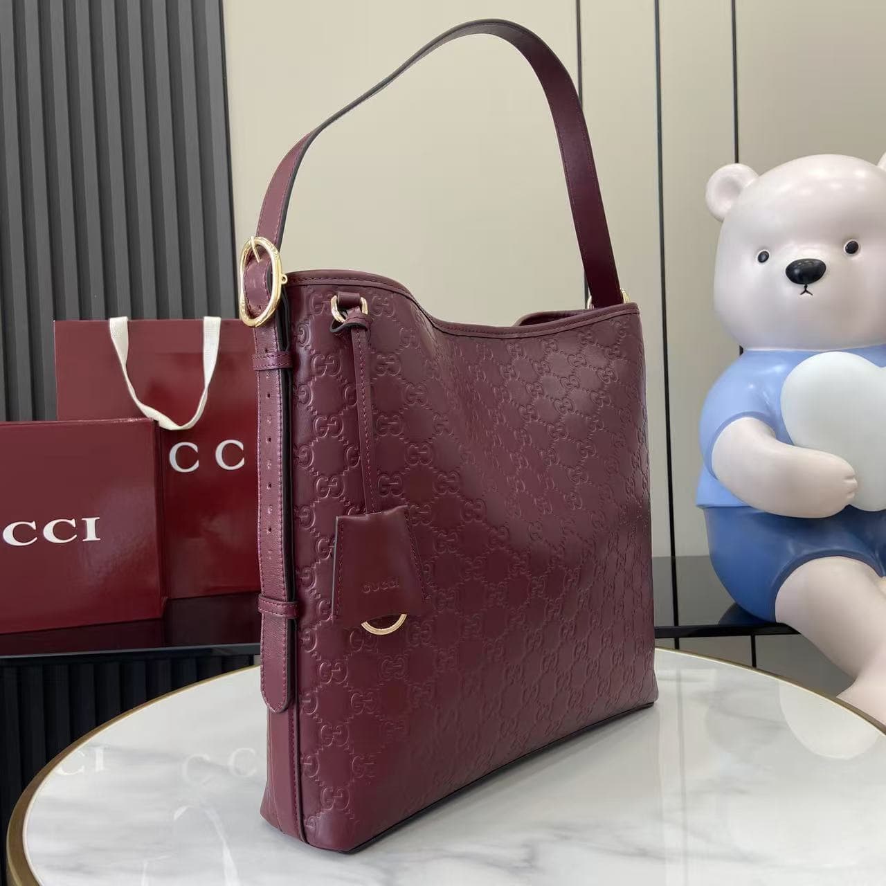 C4014 2025 Autumn/Winter collection; GG Emblem series presents a fresh interpretation of the brand’s enduring elegance and exquisite craftsmanship. This tote bag features a cotton lining in the same color scheme, along with an internal compartment, making — image 2