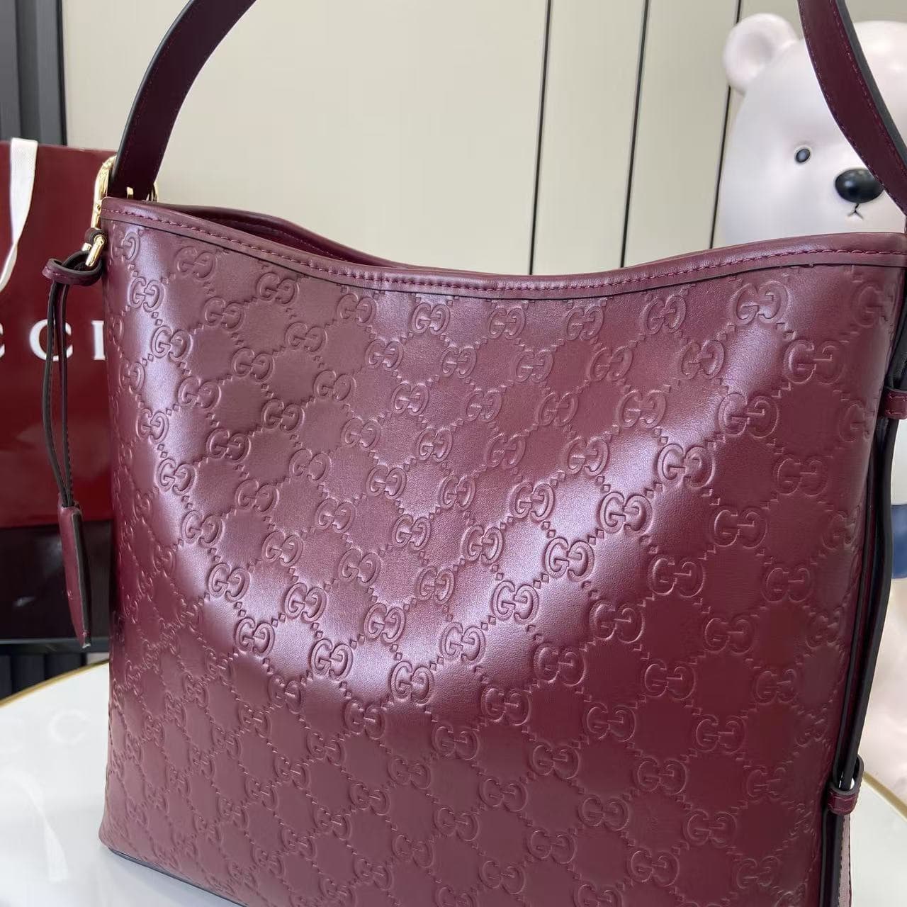C4014 2025 Autumn/Winter collection; GG Emblem series presents a fresh interpretation of the brand’s enduring elegance and exquisite craftsmanship. This tote bag features a cotton lining in the same color scheme, along with an internal compartment, making — image 5