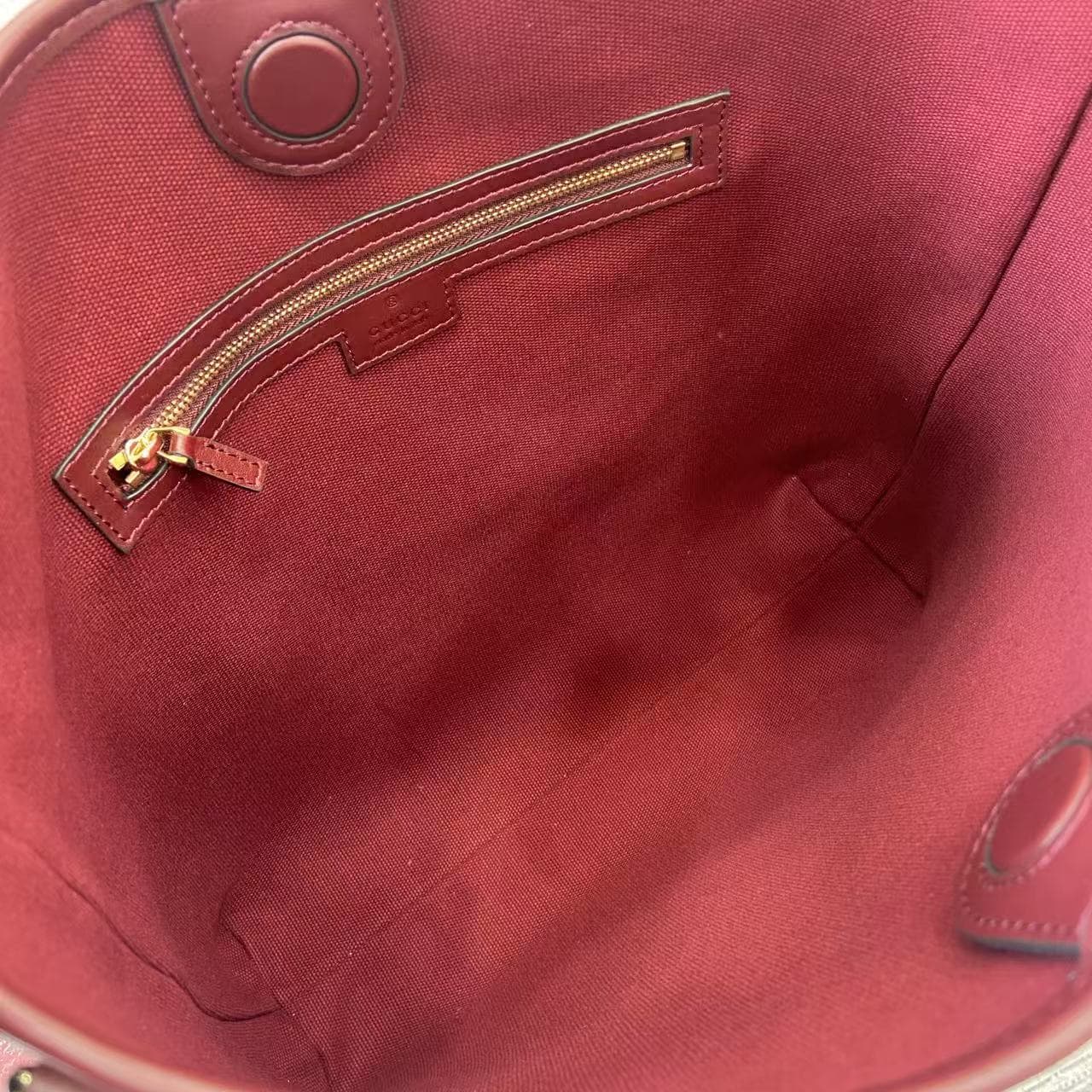 C4014 2025 Autumn/Winter collection; GG Emblem series presents a fresh interpretation of the brand’s enduring elegance and exquisite craftsmanship. This tote bag features a cotton lining in the same color scheme, along with an internal compartment, making — image 8