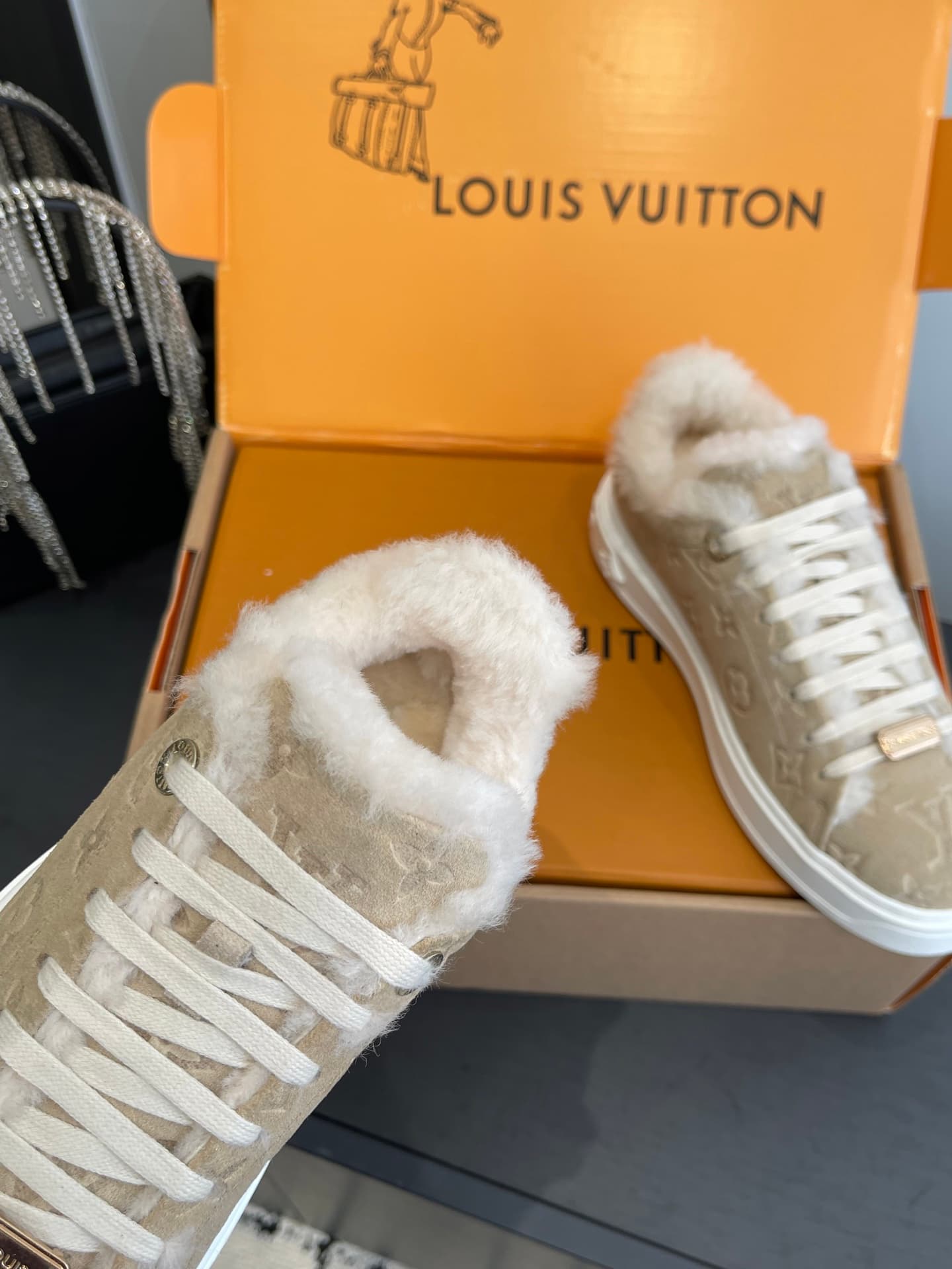 D9148 🏧𝐋𝐕 Louis Vuitton TIME OUT casual sneakers, white leather with faux fur — image 5