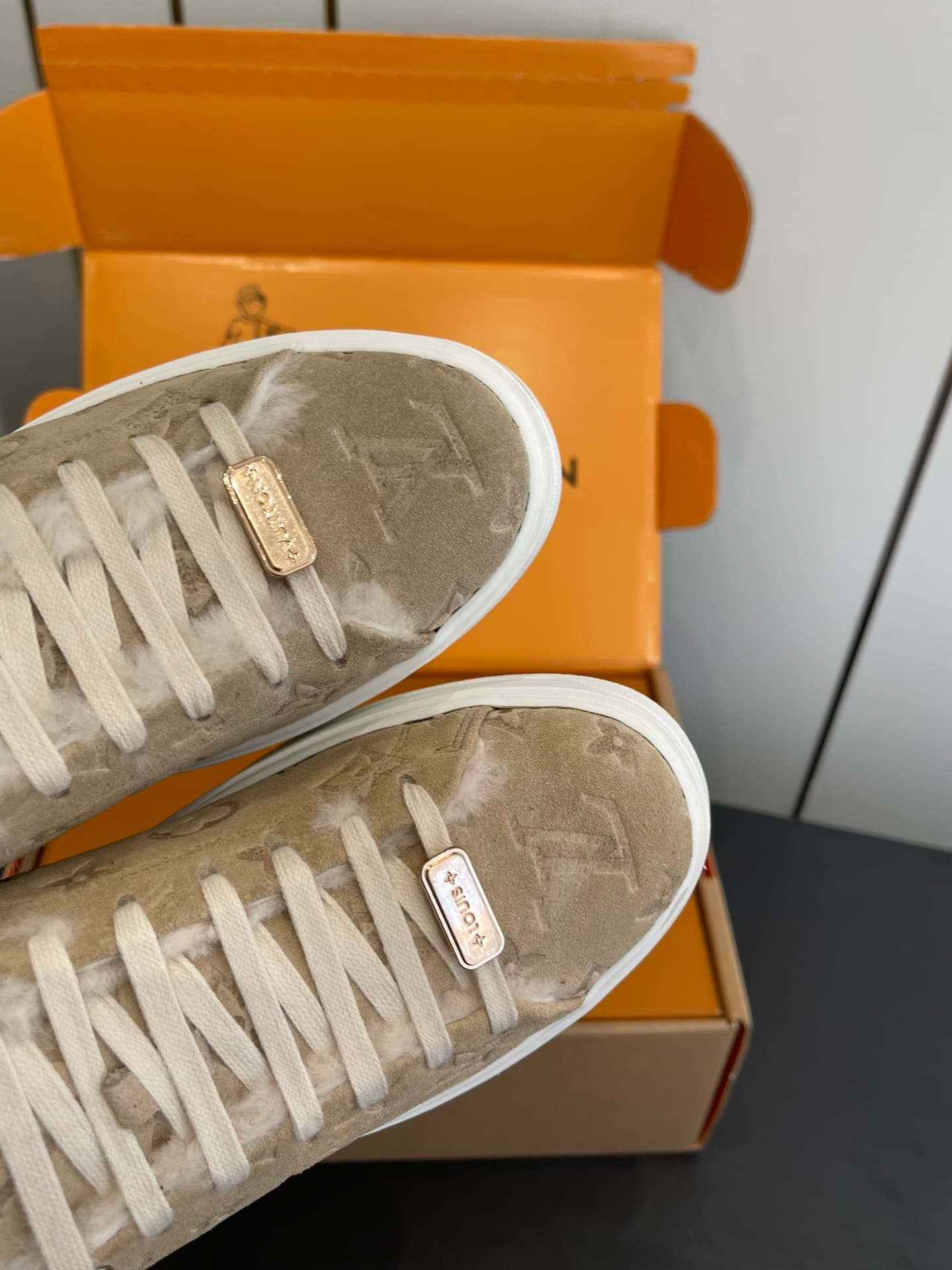 D9148 🏧𝐋𝐕 Louis Vuitton TIME OUT casual sneakers, white leather with faux fur — image 3
