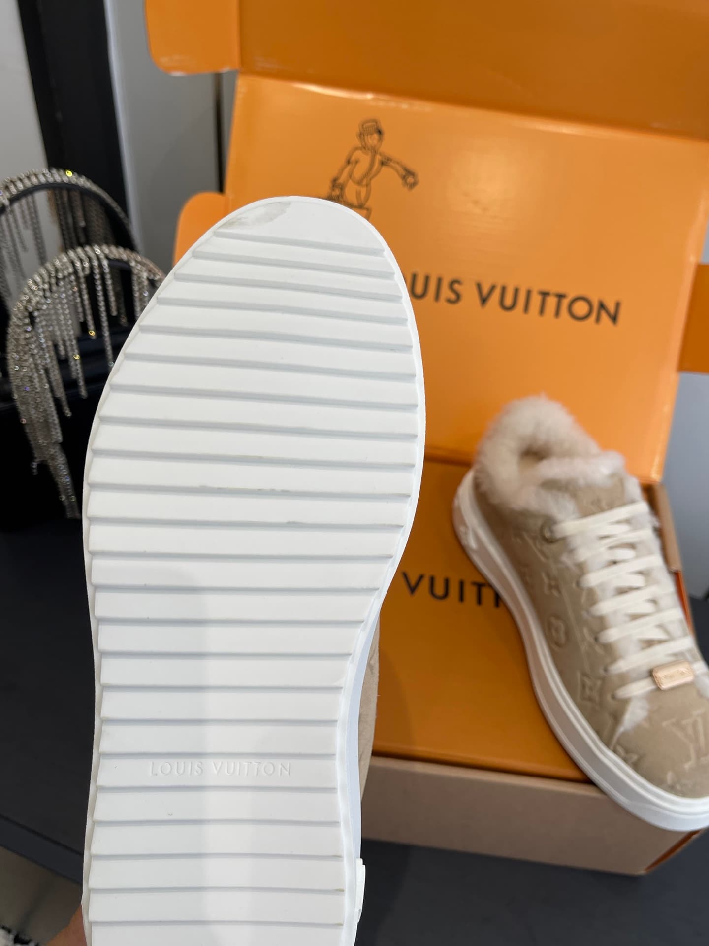 D9148 🏧𝐋𝐕 Louis Vuitton TIME OUT casual sneakers, white leather with faux fur — image 6