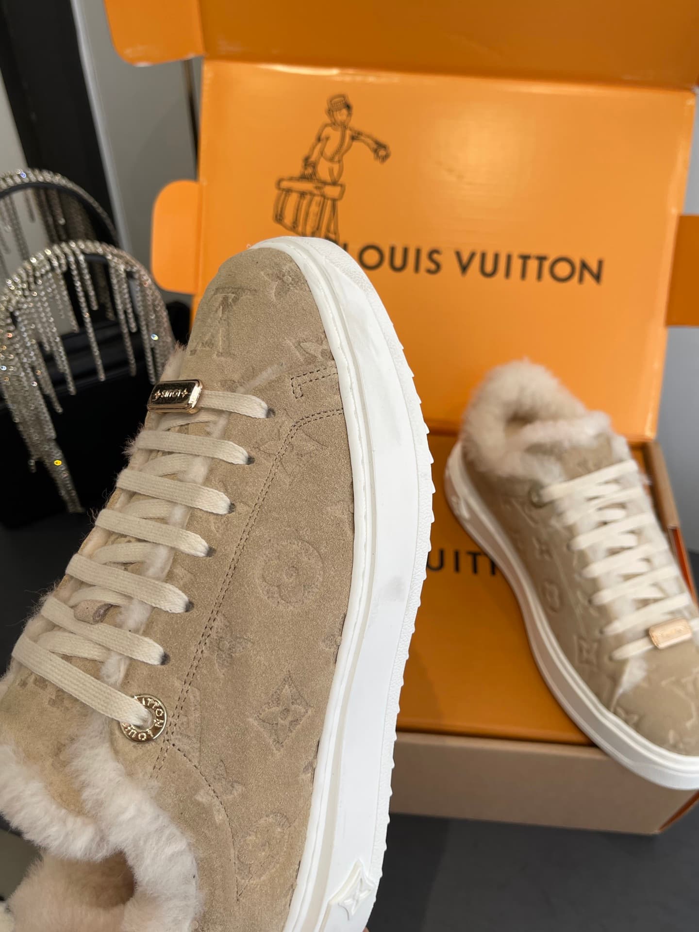 D9148 🏧𝐋𝐕 Louis Vuitton TIME OUT casual sneakers, white leather with faux fur — image 7
